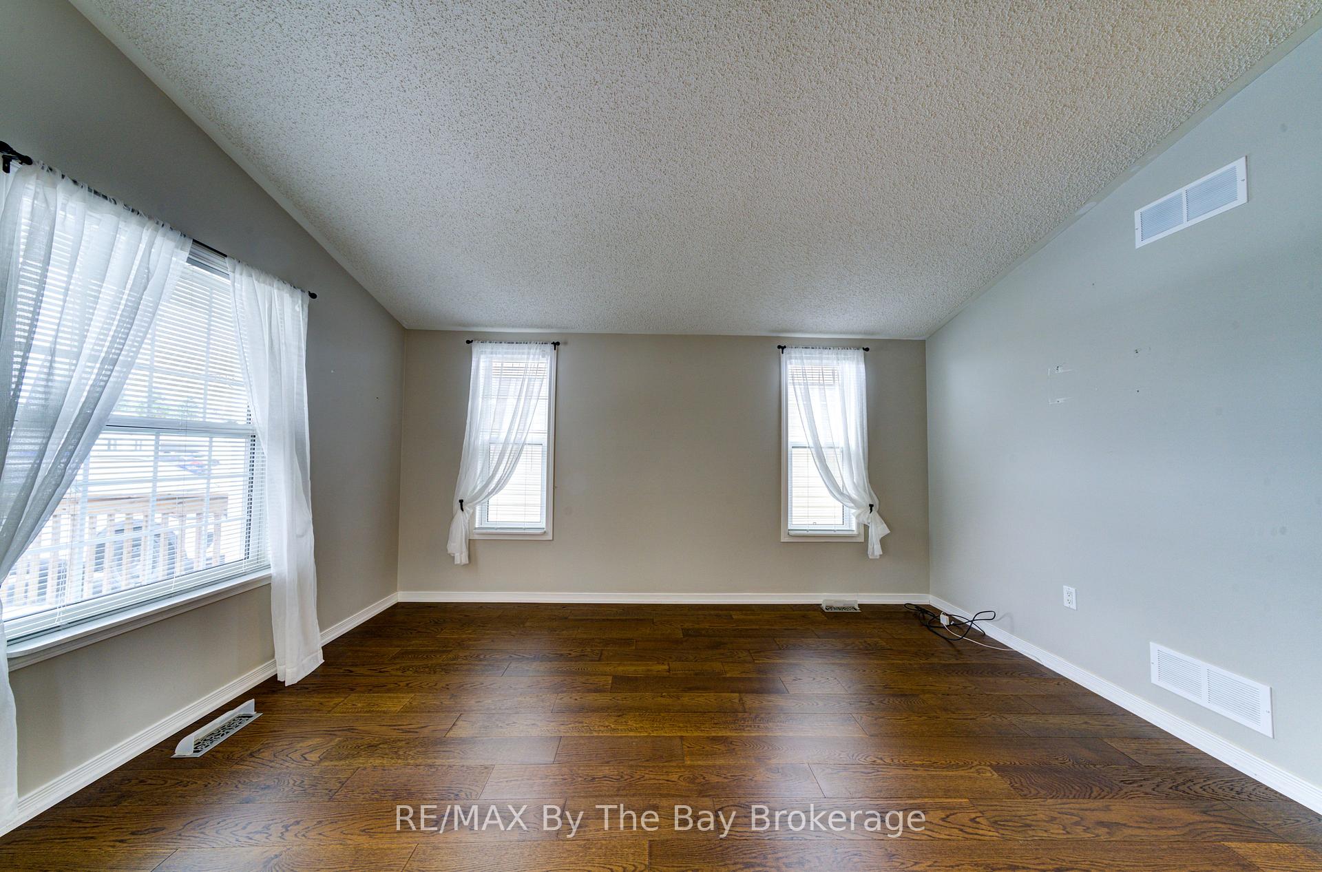 Photo 4 of 45 Indiana Avenue, Wasaga Beach — HOMEH