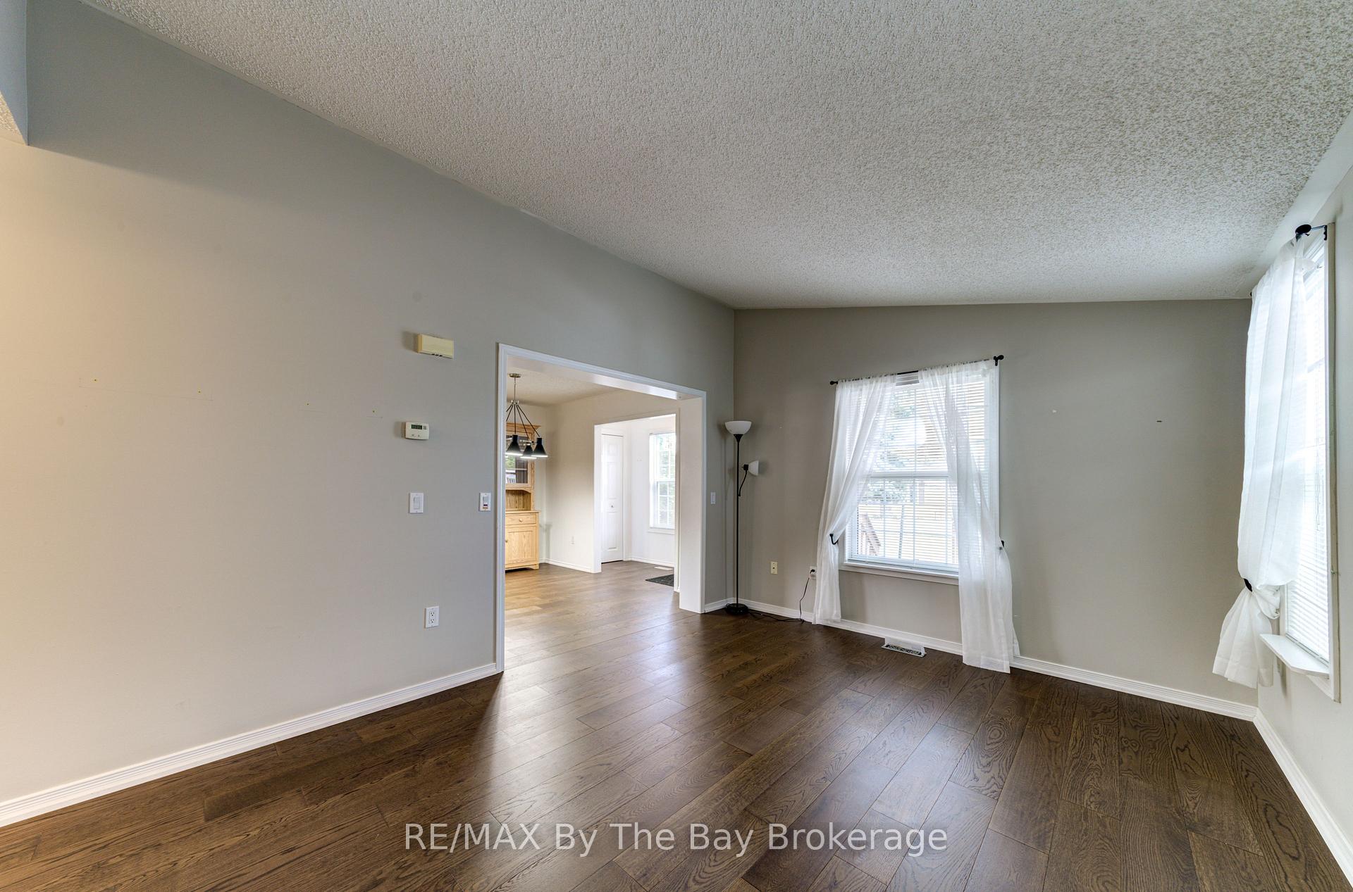 Photo 5 of 45 Indiana Avenue, Wasaga Beach — HOMEH