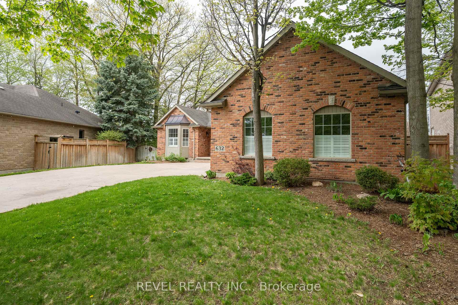 Photo 2 of 632 Bayhampton Crescent, Waterloo — HOMEH