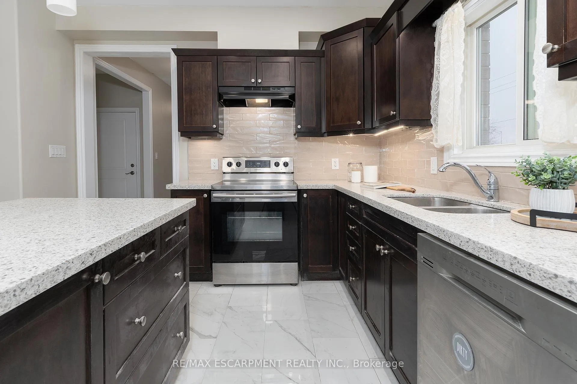 Photo 9 of 6 Laurent Avenue, Welland, Lincoln/Crowland — HOMEH