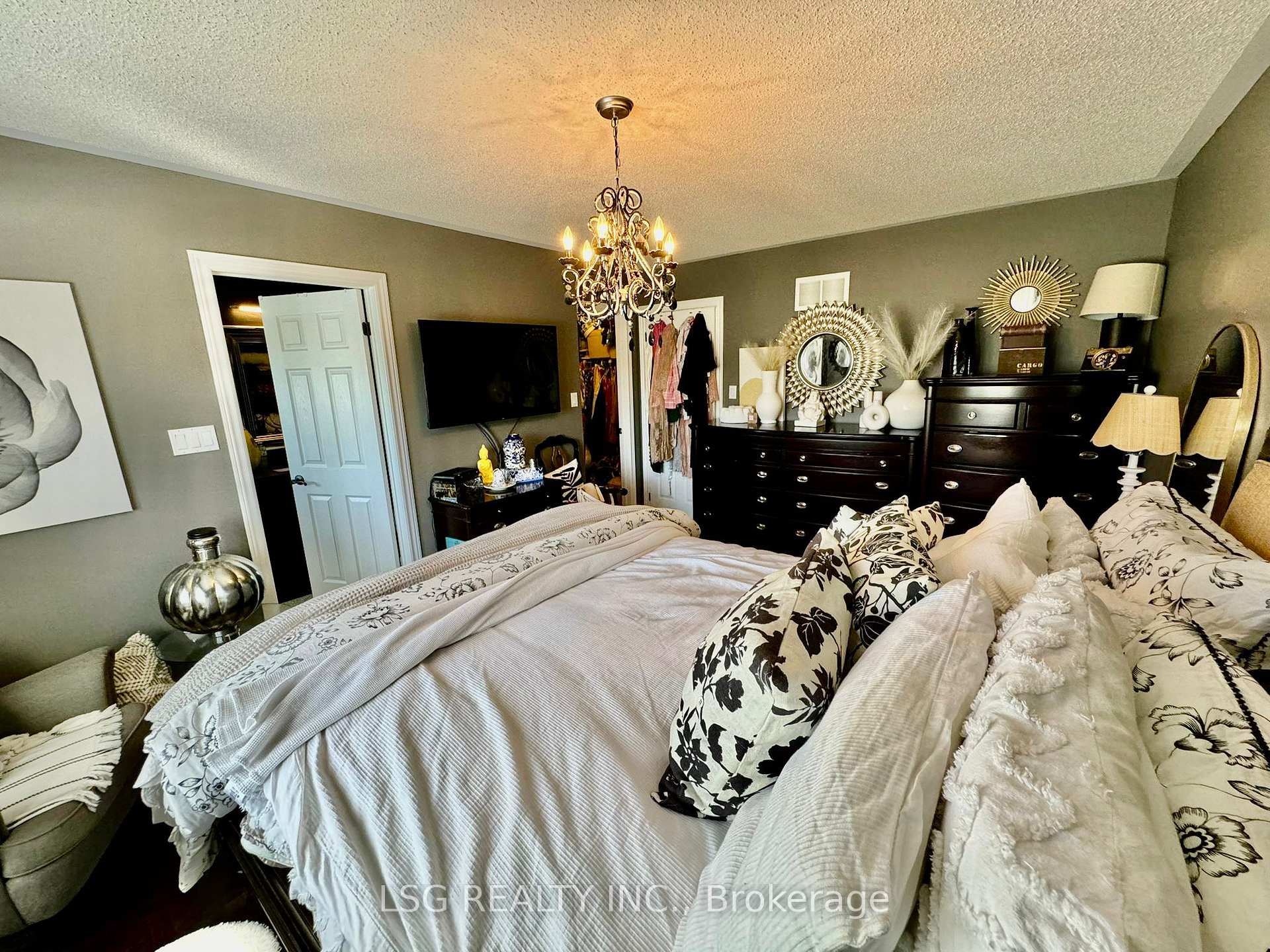 Photo 17 of 235 Venice Gate Drive, Vaughan, Vellore Village — HOMEH