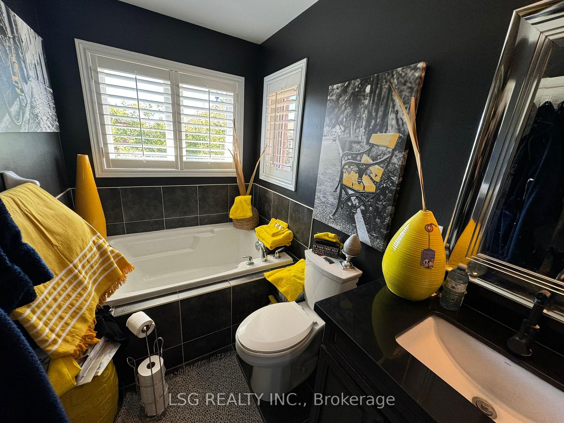 Photo 18 of 235 Venice Gate Drive, Vaughan, Vellore Village — HOMEH