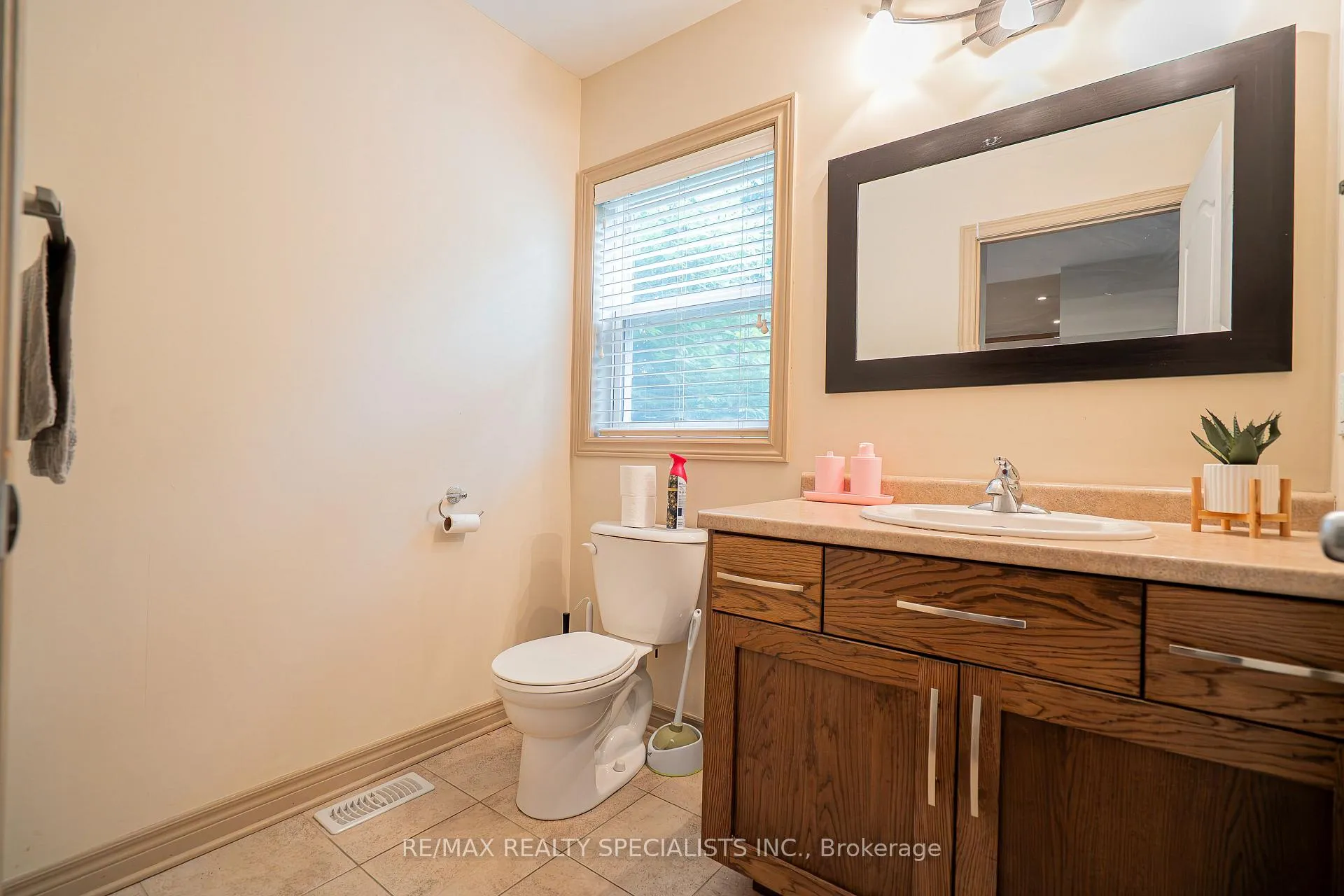 Photo 9 of 607 First Avenue E, Welland, N. Welland — HOMEH