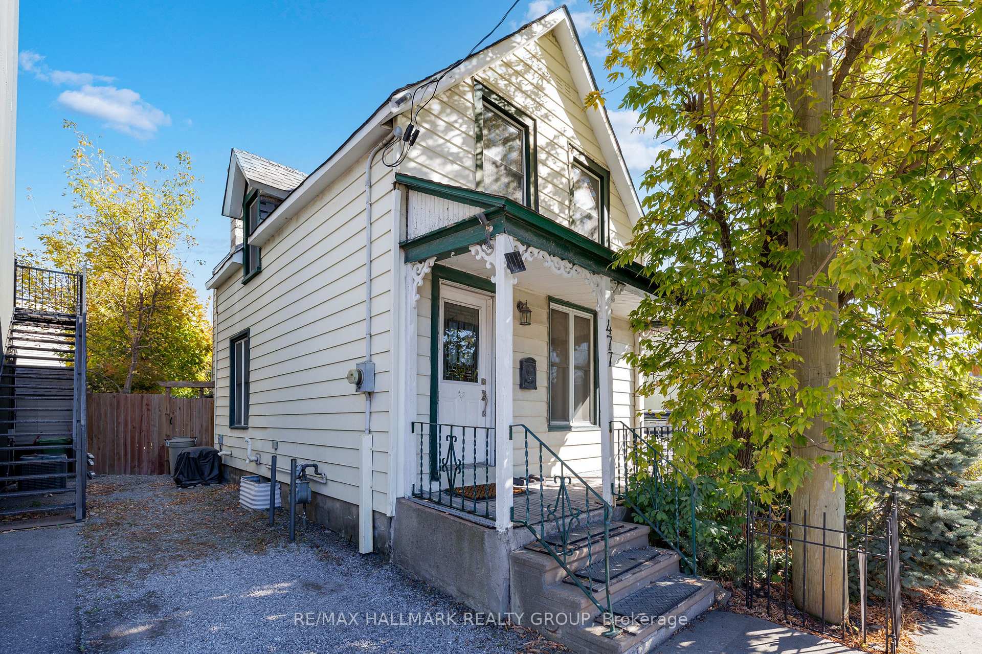 Front of 477 Booth Street