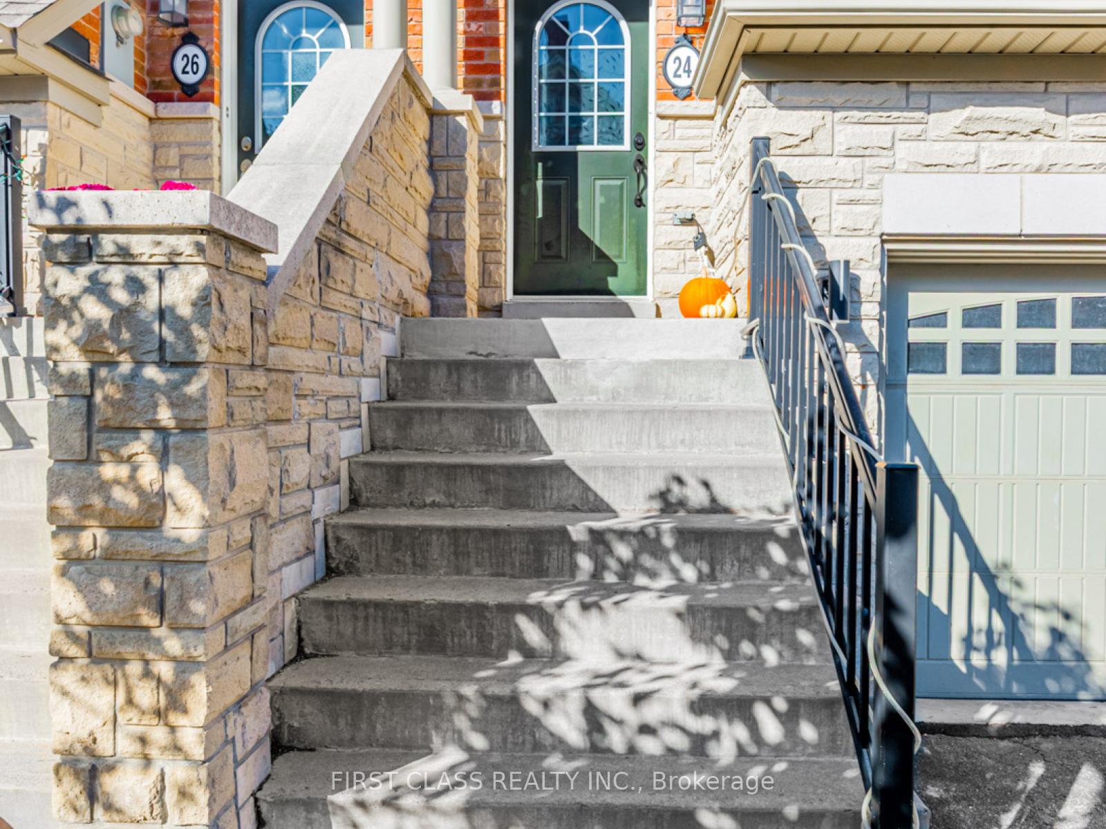 Photo 2 of 24 Golden Spruce Lane, Vaughan, Maple — HOMEH