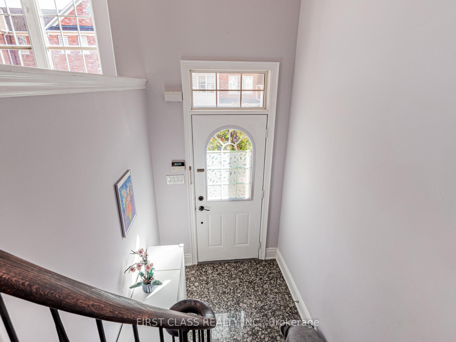 Photo 3 of 24 Golden Spruce Lane, Vaughan, Maple — HOMEH