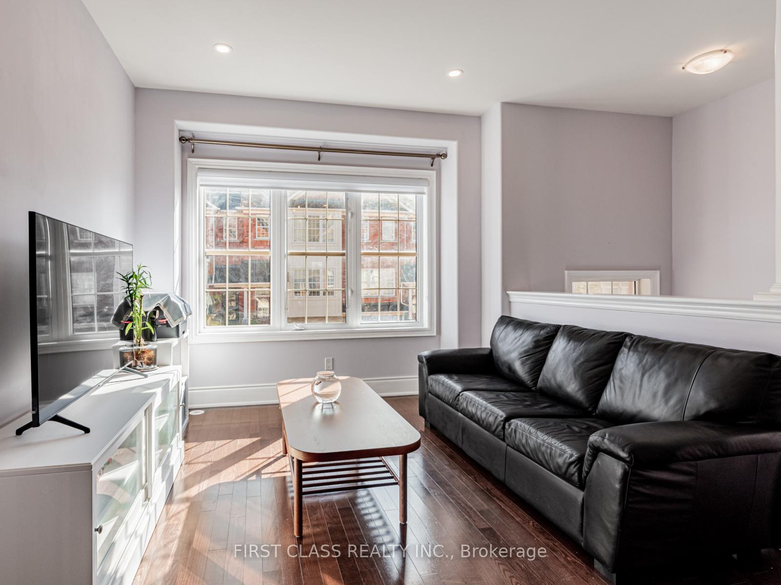 Photo 4 of 24 Golden Spruce Lane, Vaughan, Maple — HOMEH
