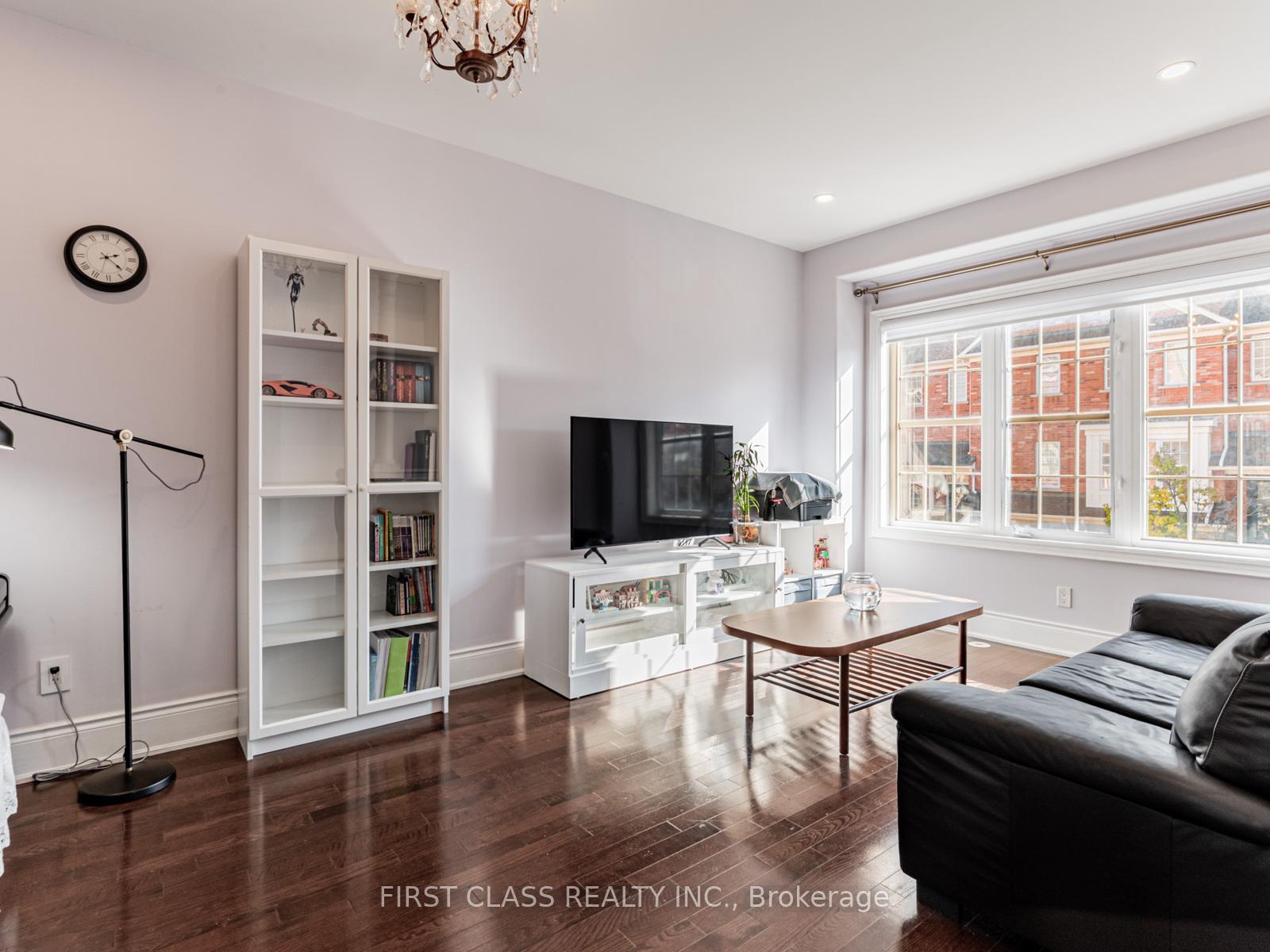 Photo 5 of 24 Golden Spruce Lane, Vaughan, Maple — HOMEH