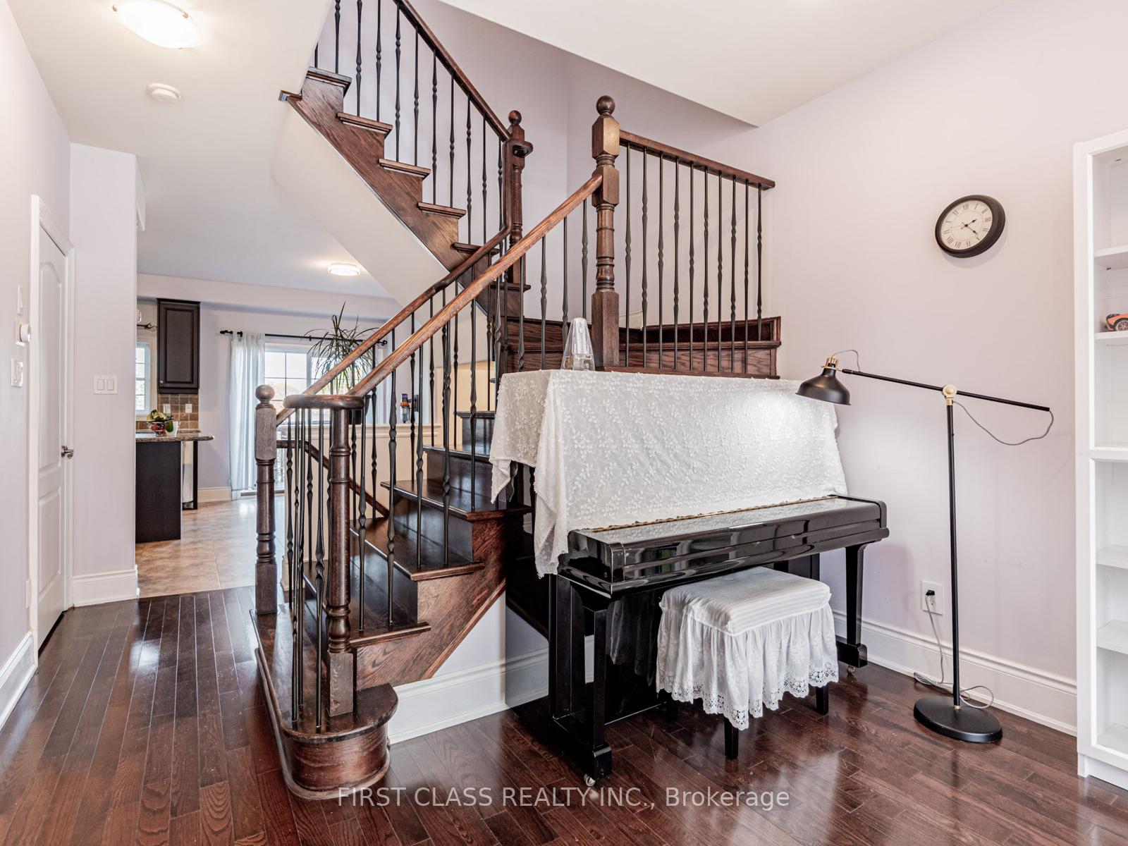 Photo 6 of 24 Golden Spruce Lane, Vaughan, Maple — HOMEH
