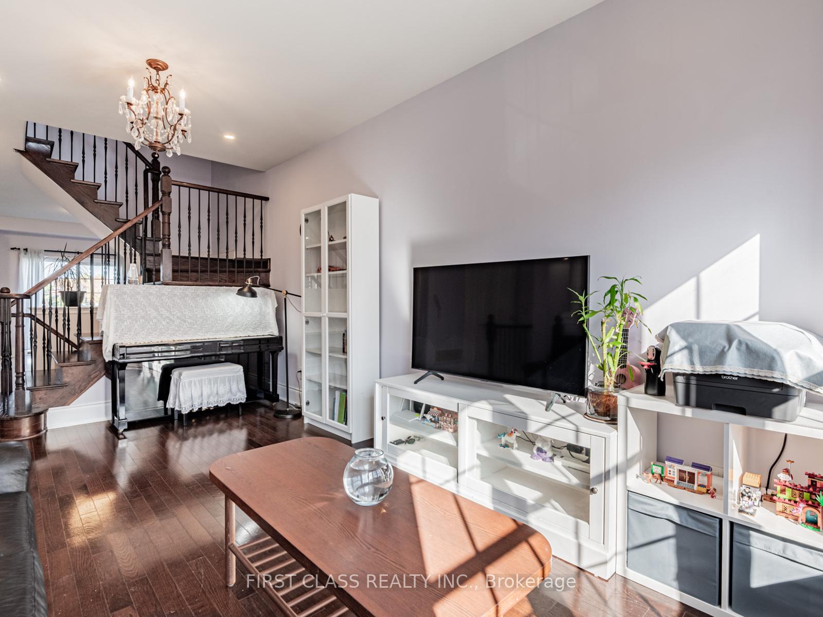 Photo 7 of 24 Golden Spruce Lane, Vaughan, Maple — HOMEH