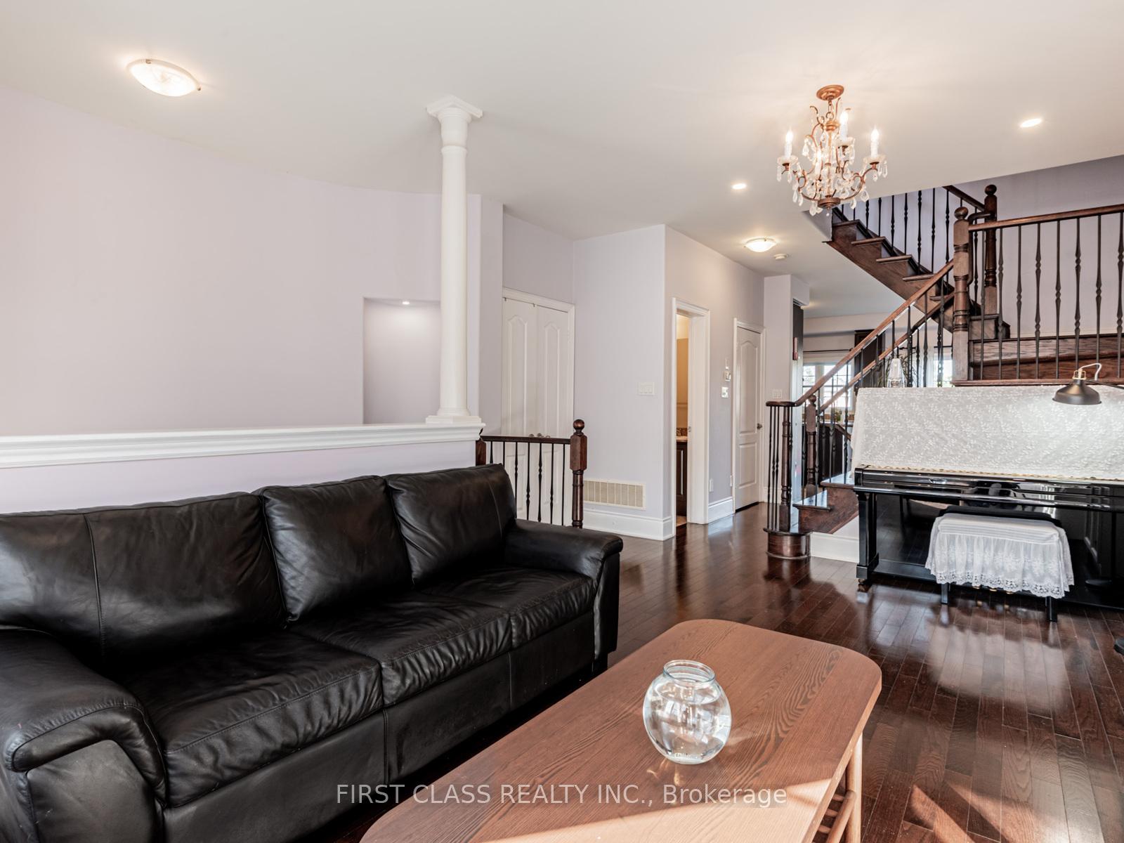 Photo 8 of 24 Golden Spruce Lane, Vaughan, Maple — HOMEH