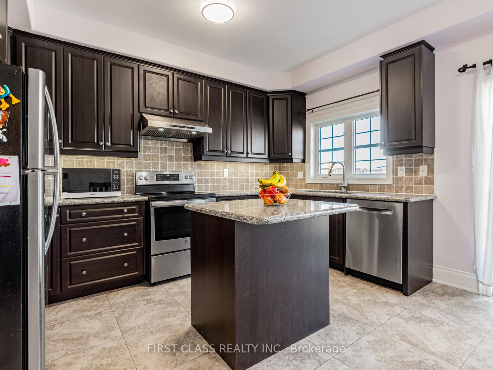 Photo 10 of 24 Golden Spruce Lane, Vaughan, Maple — HOMEH