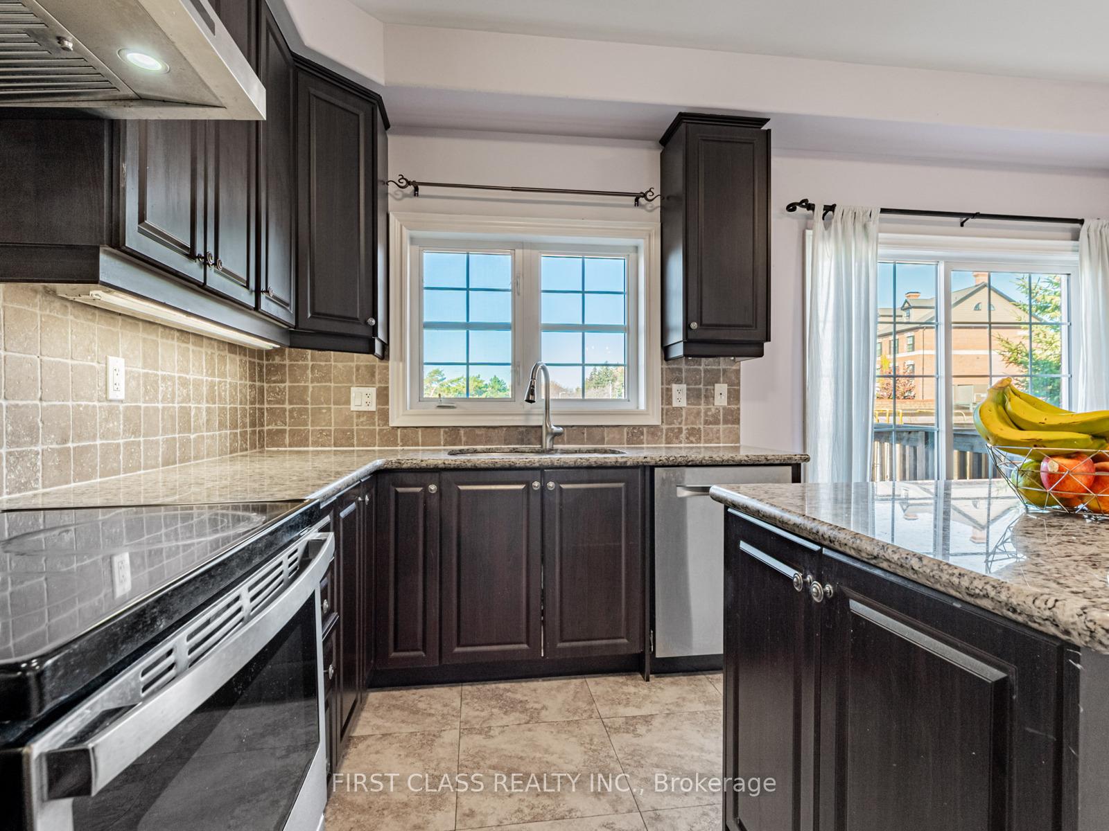Photo 11 of 24 Golden Spruce Lane, Vaughan, Maple — HOMEH