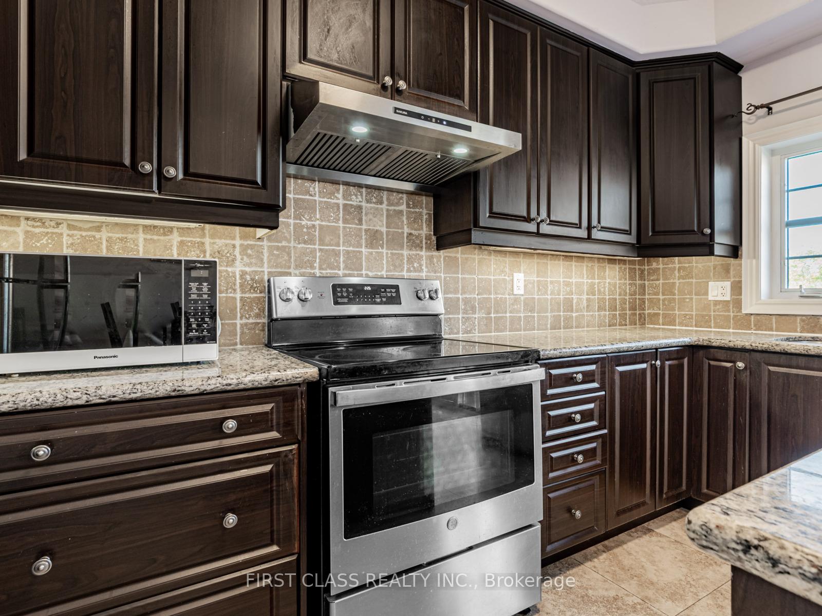 Photo 12 of 24 Golden Spruce Lane, Vaughan, Maple — HOMEH