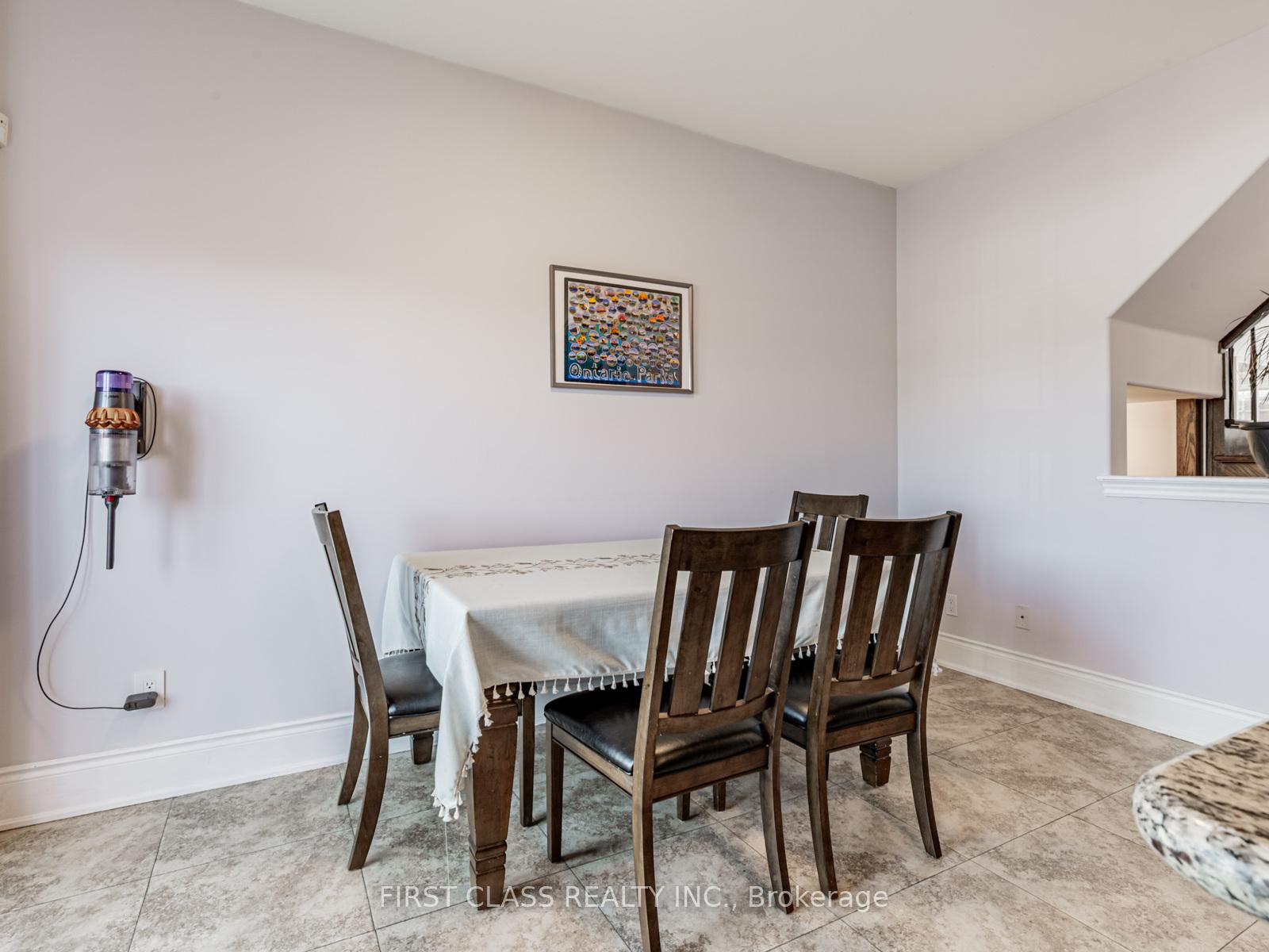 Photo 13 of 24 Golden Spruce Lane, Vaughan, Maple — HOMEH
