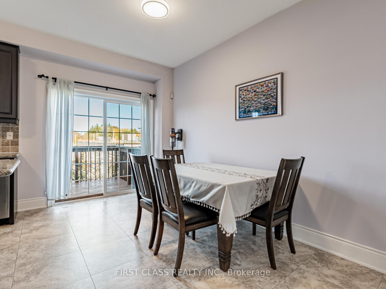 Photo 14 of 24 Golden Spruce Lane, Vaughan, Maple — HOMEH