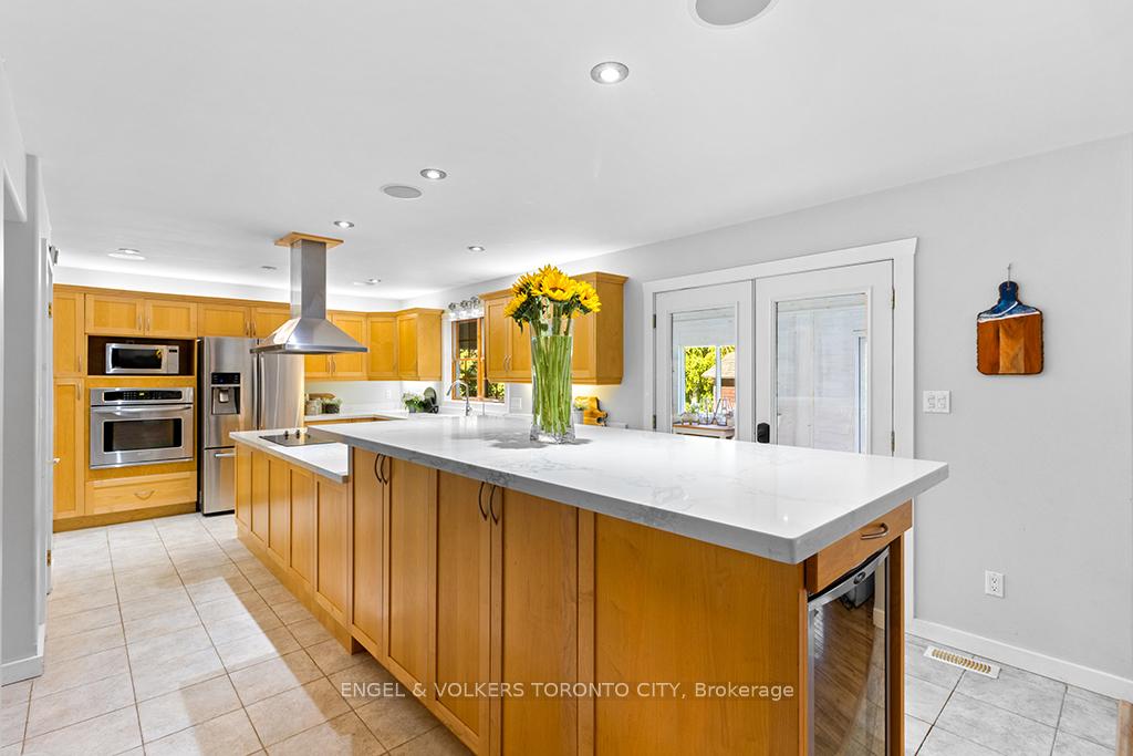 Photo 7 of 19 Indianola Crescent, Wasaga Beach — HOMEH