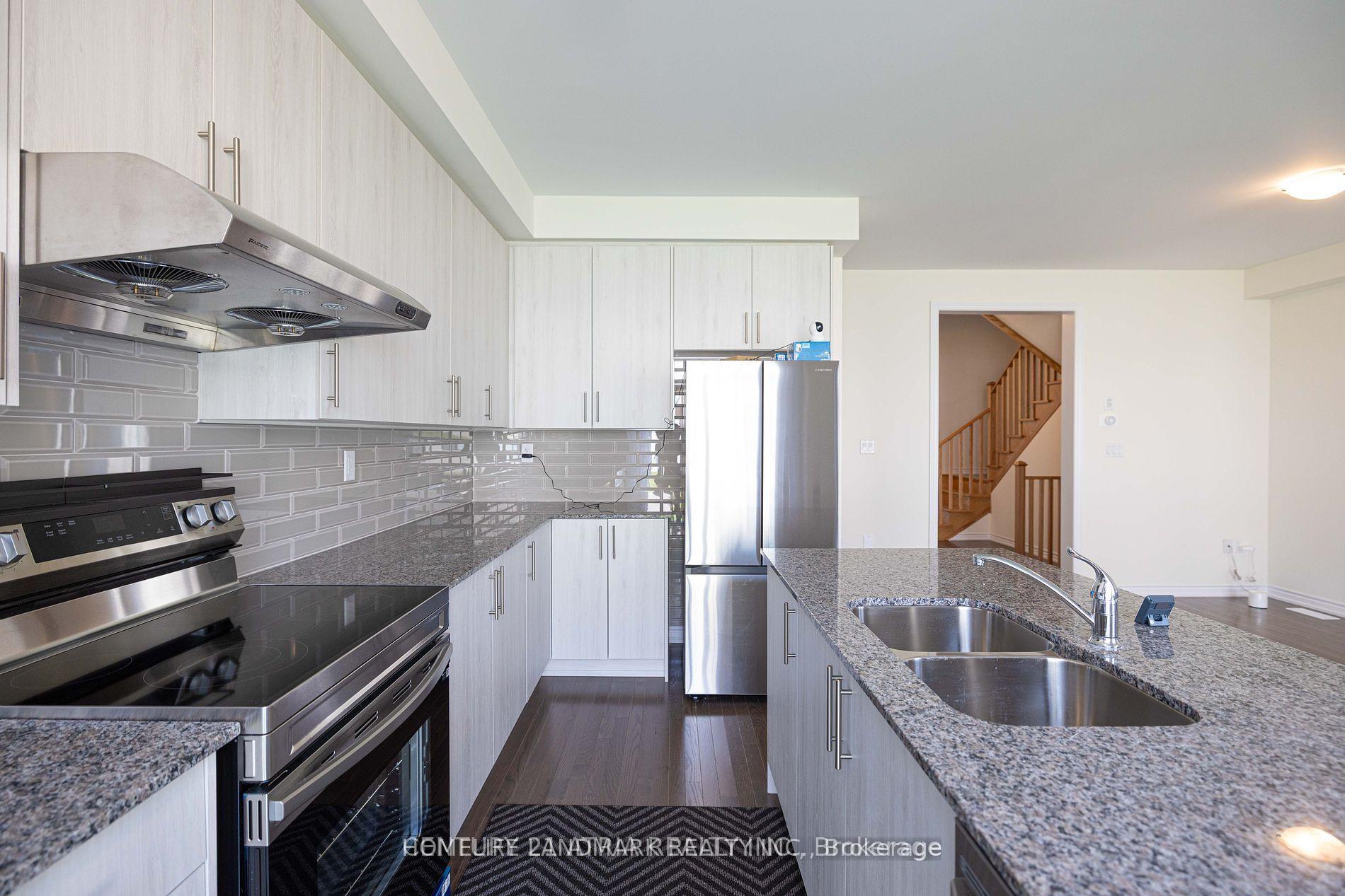 Photo 3 of 12 Fish Drive, Aurora, Bayview Northeast — HOMEH