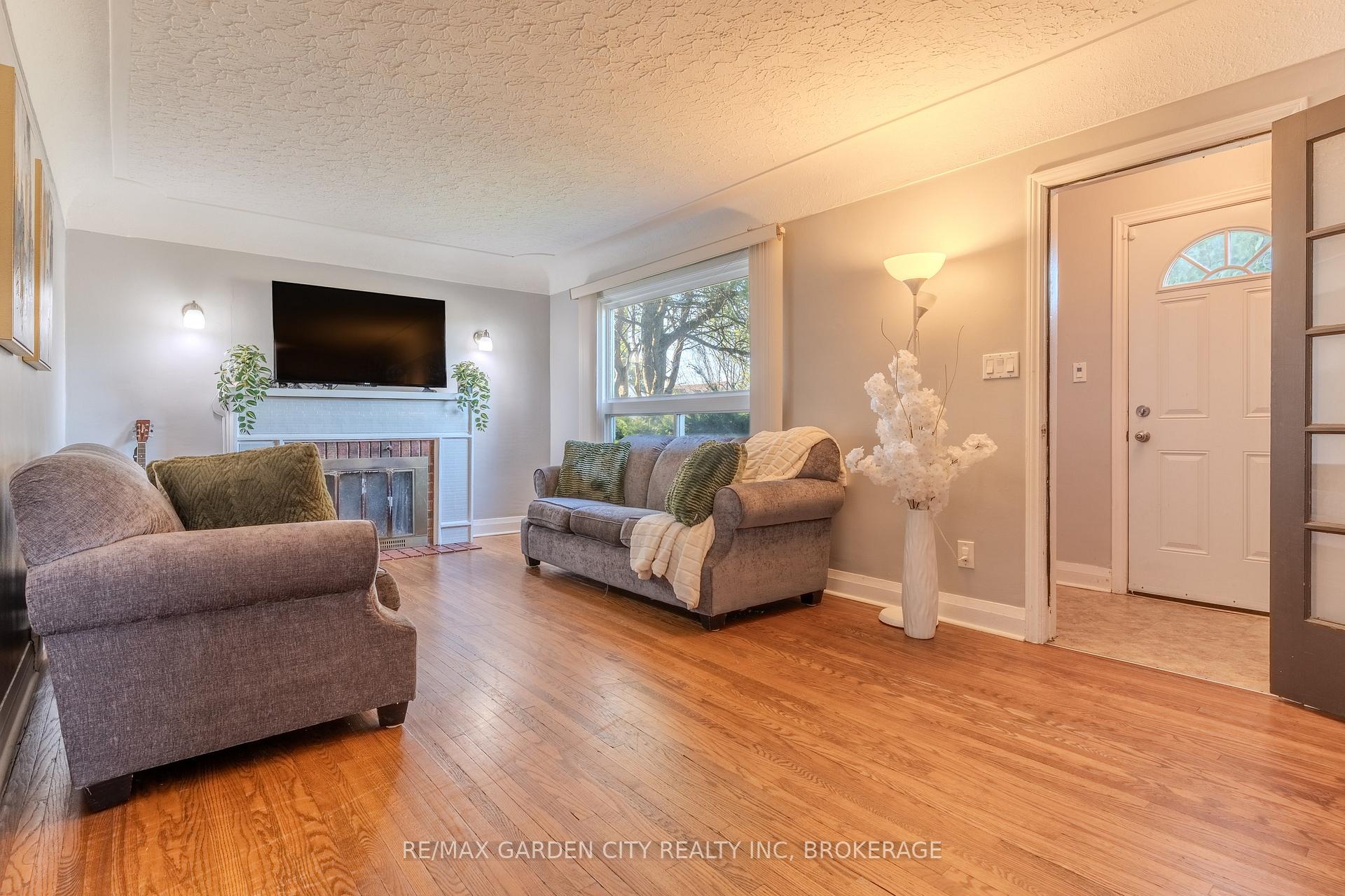 Photo 3 of 201 Thorold Road, Welland, Prince Charles — HOMEH