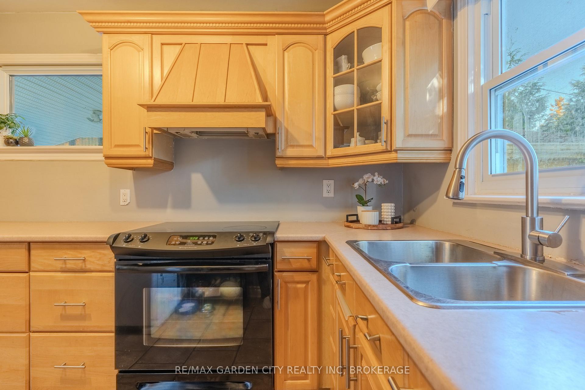 Photo 10 of 201 Thorold Road, Welland, Prince Charles — HOMEH