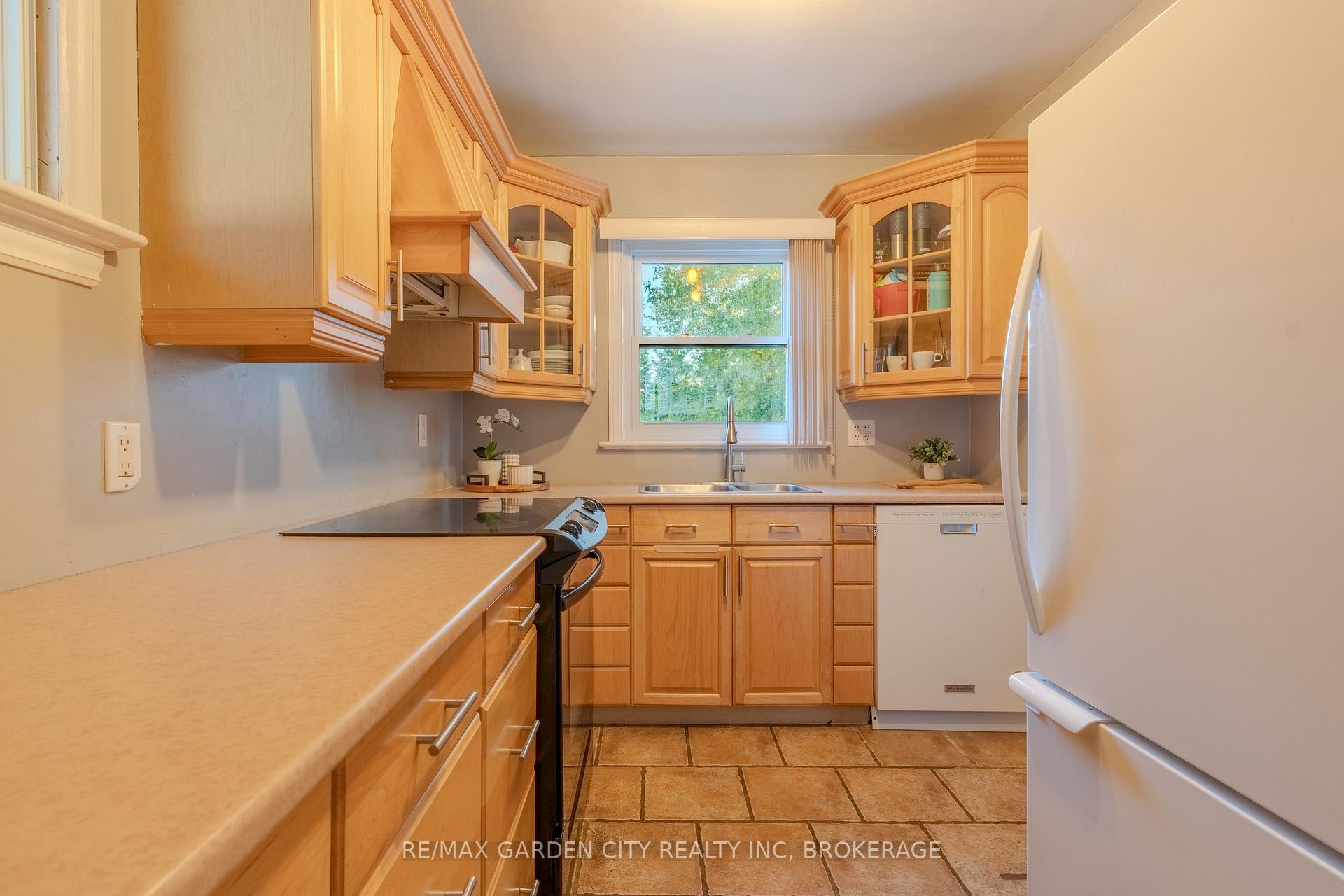 Photo 11 of 201 Thorold Road, Welland, Prince Charles — HOMEH
