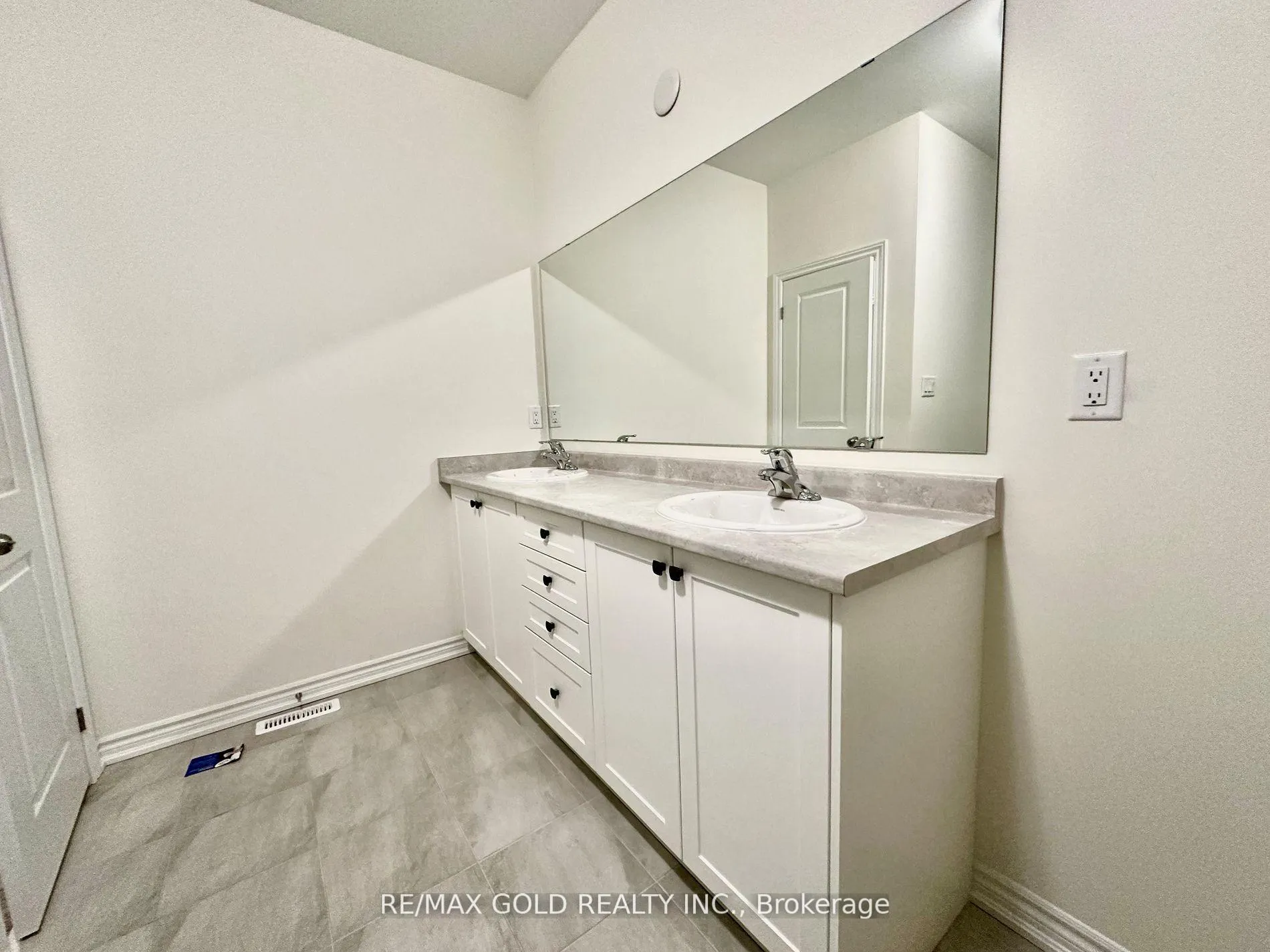 Photo 11 of 49 Singhampton Road, Vaughan, Kleinburg — HOMEH