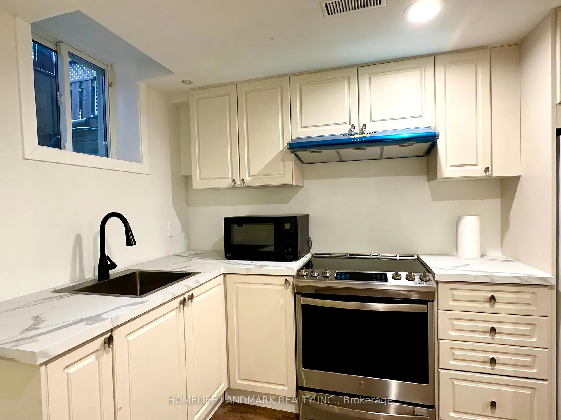 Photo 4 of Unit Bsmt, 21 Villandry Crescent, Vaughan, Maple — HOMEH