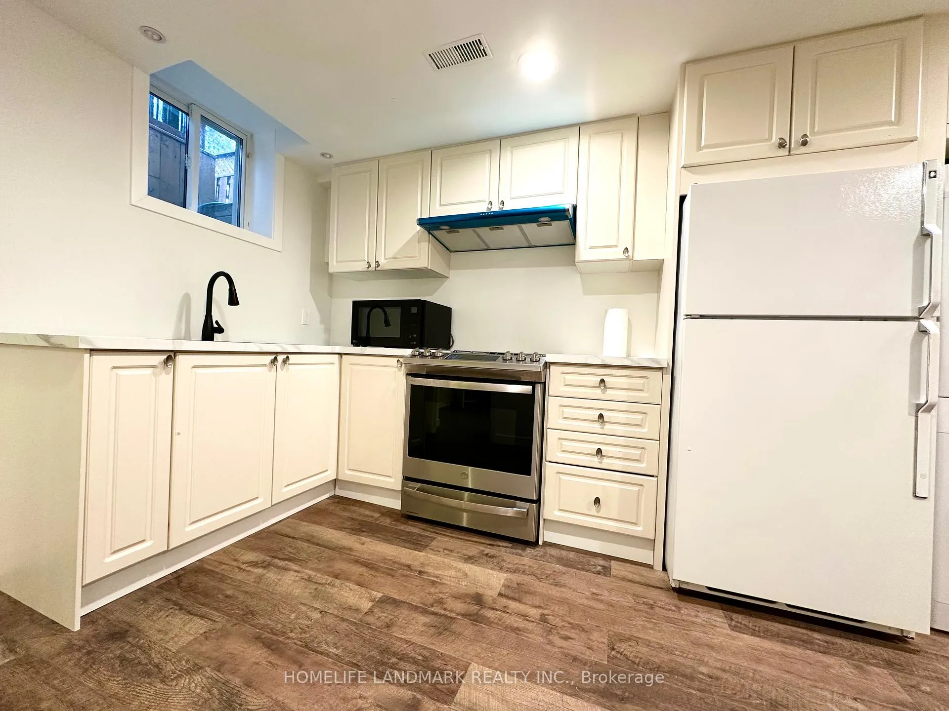 Photo 5 of Unit Bsmt, 21 Villandry Crescent, Vaughan, Maple — HOMEH