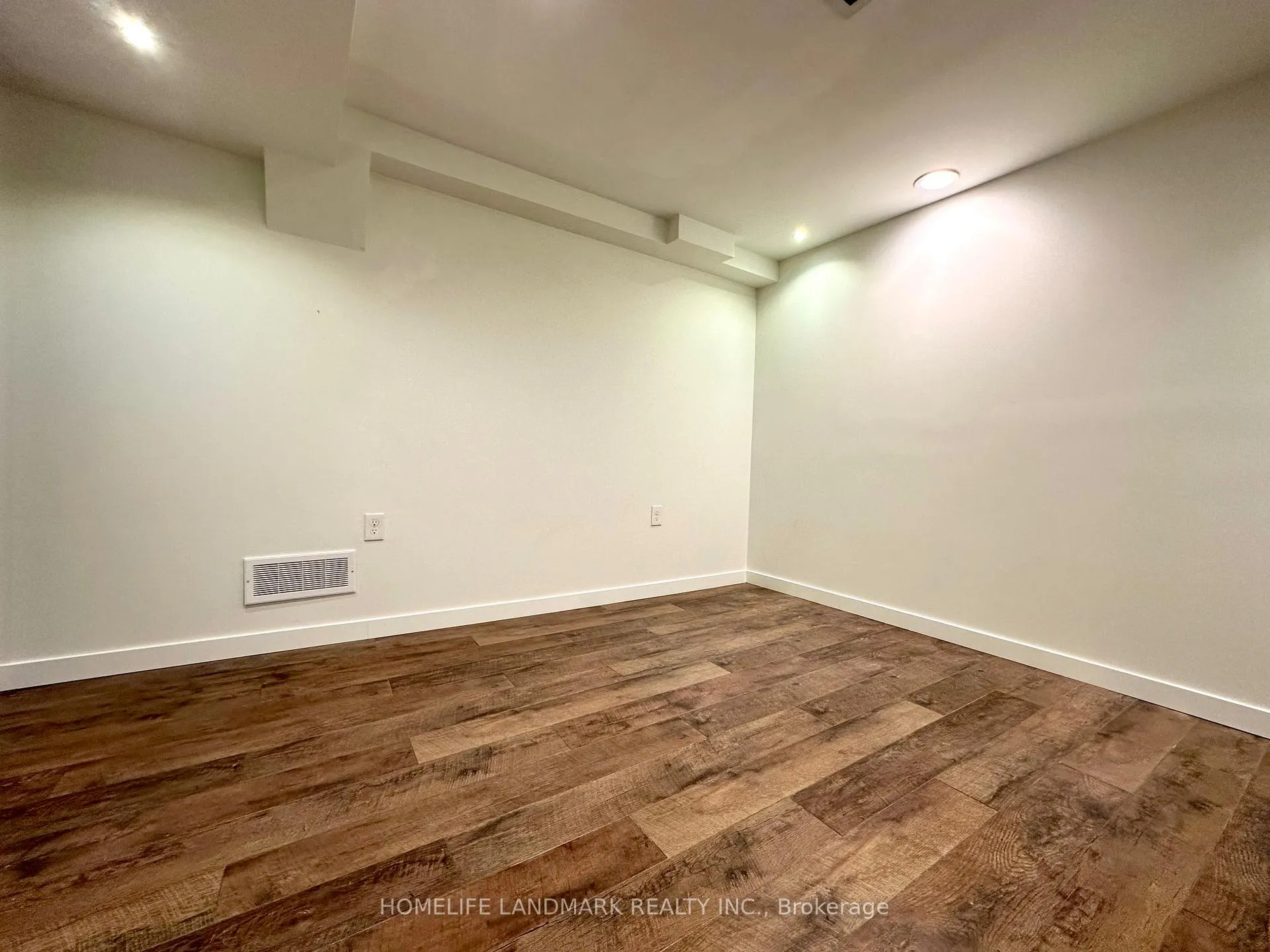 Photo 14 of Unit Bsmt, 21 Villandry Crescent, Vaughan, Maple — HOMEH