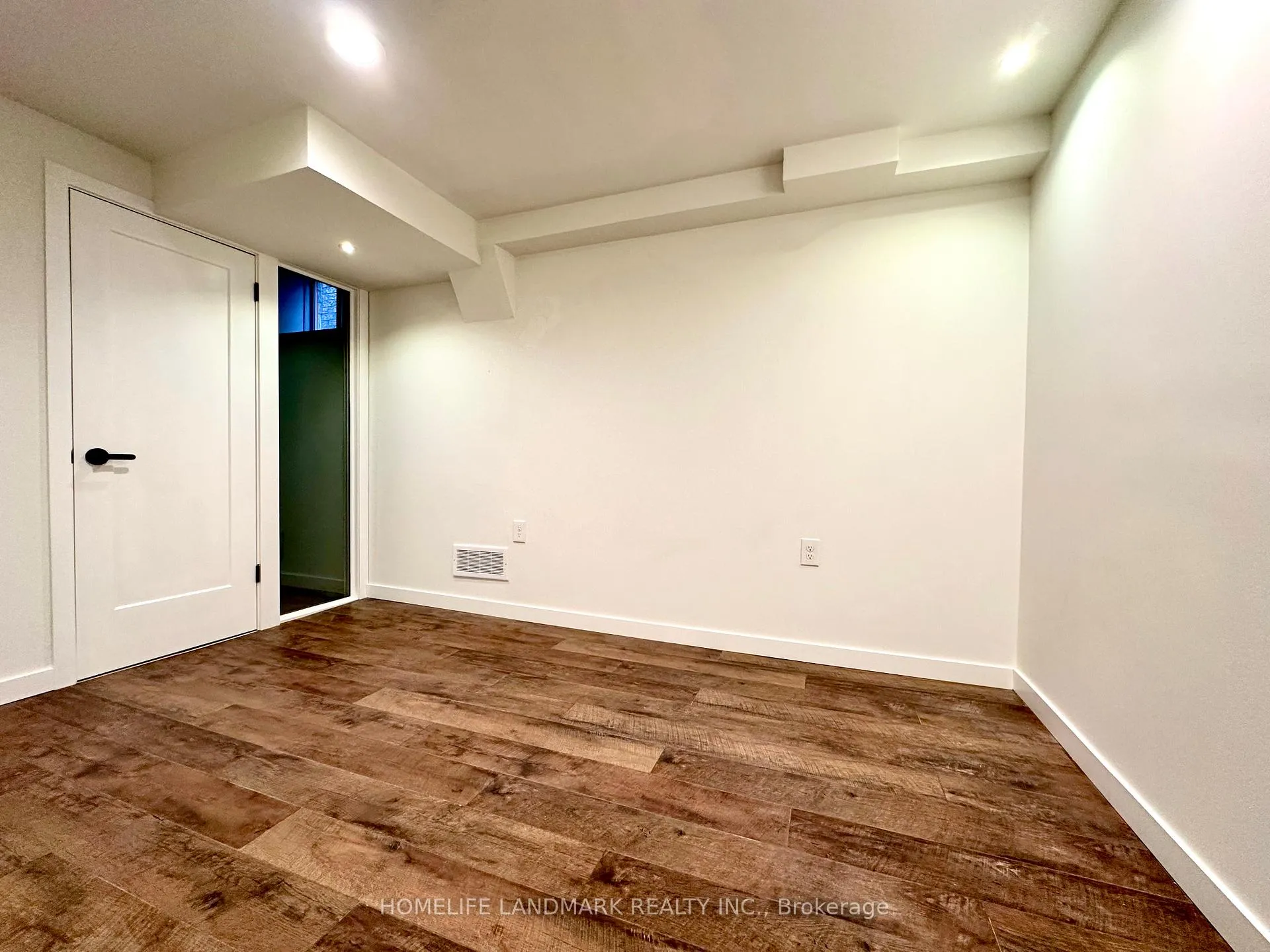 Photo 15 of Unit Bsmt, 21 Villandry Crescent, Vaughan, Maple — HOMEH