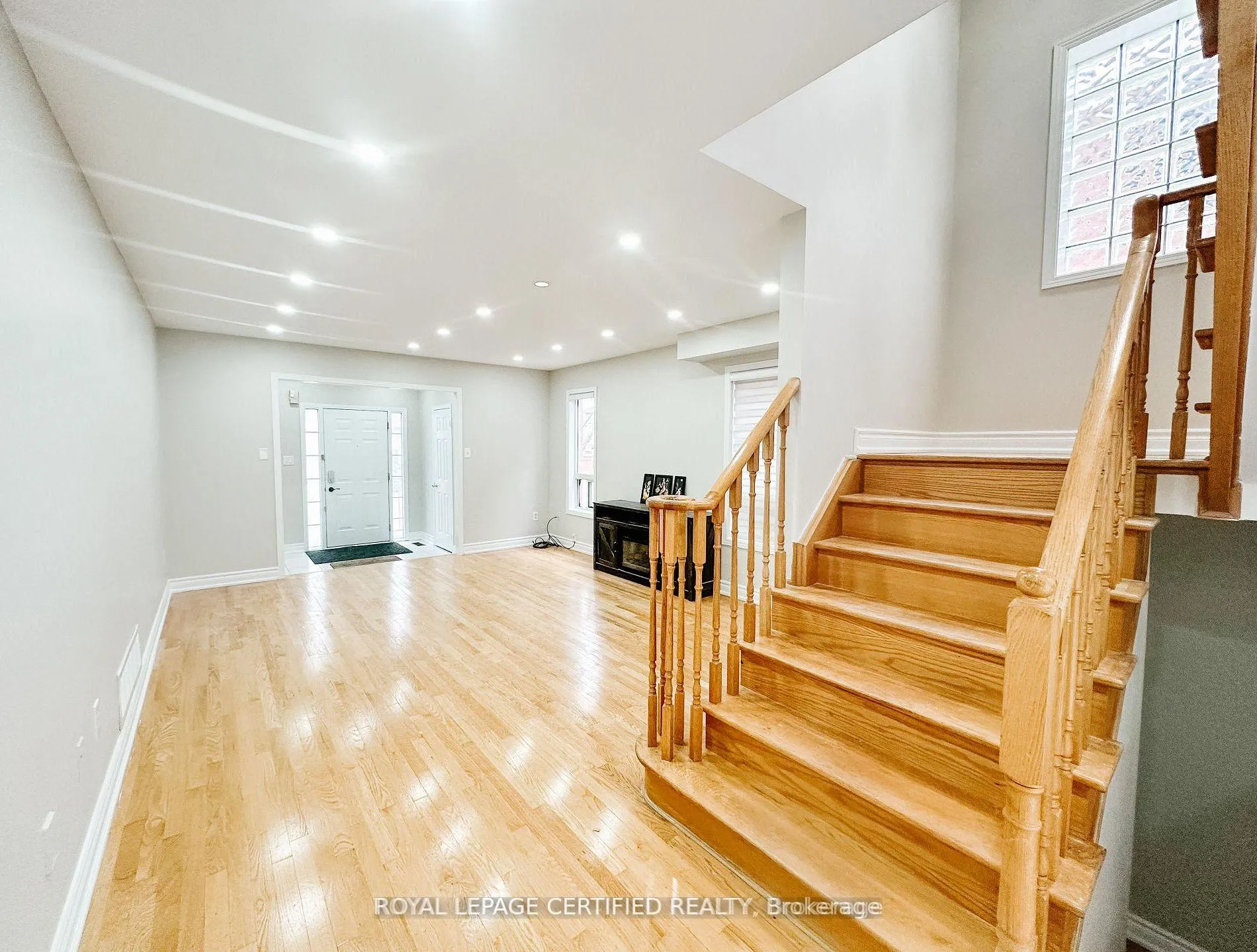 Photo 8 of 30 Lucerne Drive, Vaughan, Vellore Village — HOMEH