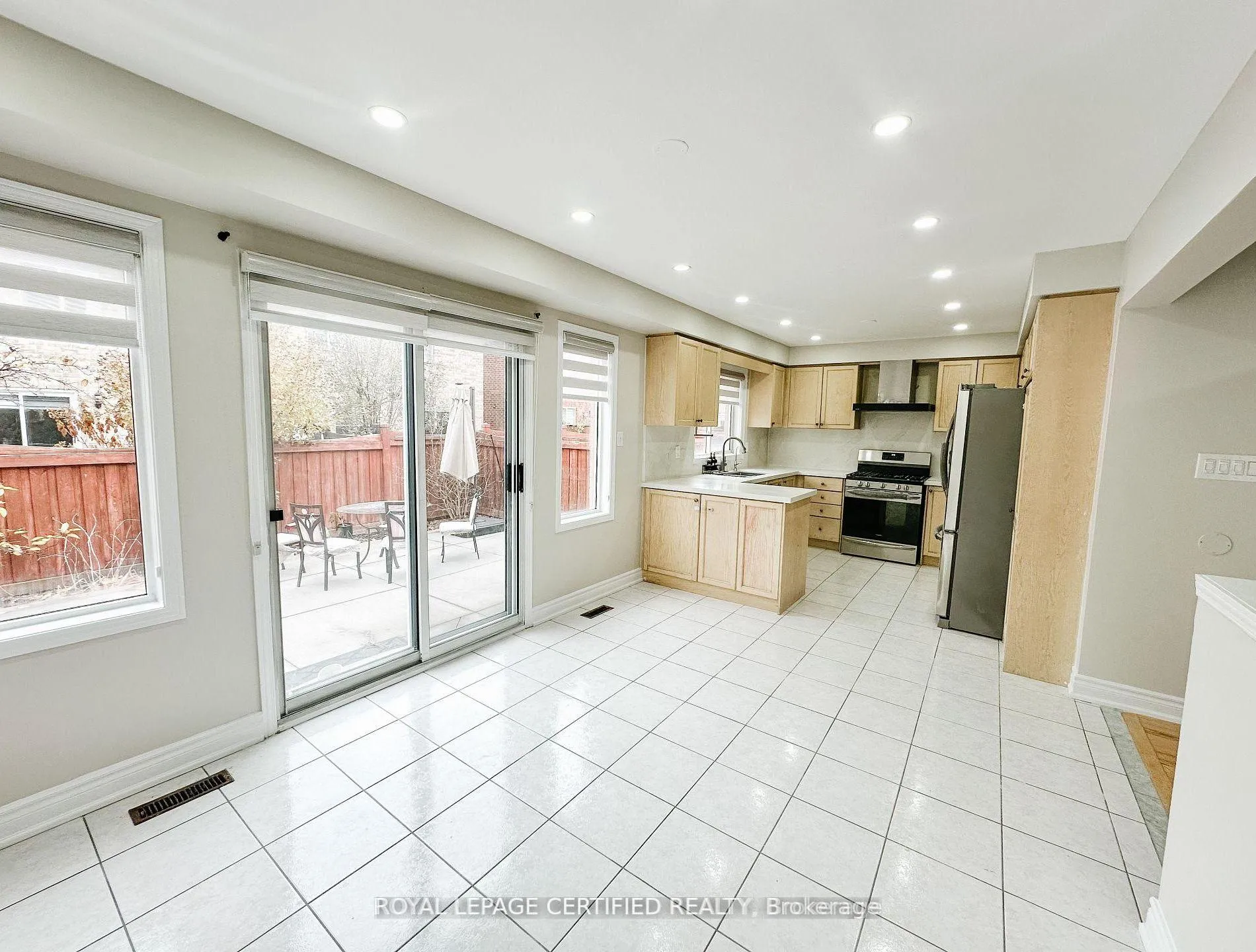 Photo 11 of 30 Lucerne Drive, Vaughan, Vellore Village — HOMEH