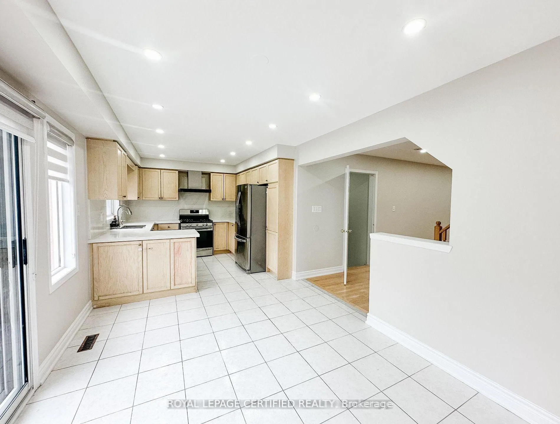 Photo 12 of 30 Lucerne Drive, Vaughan, Vellore Village — HOMEH