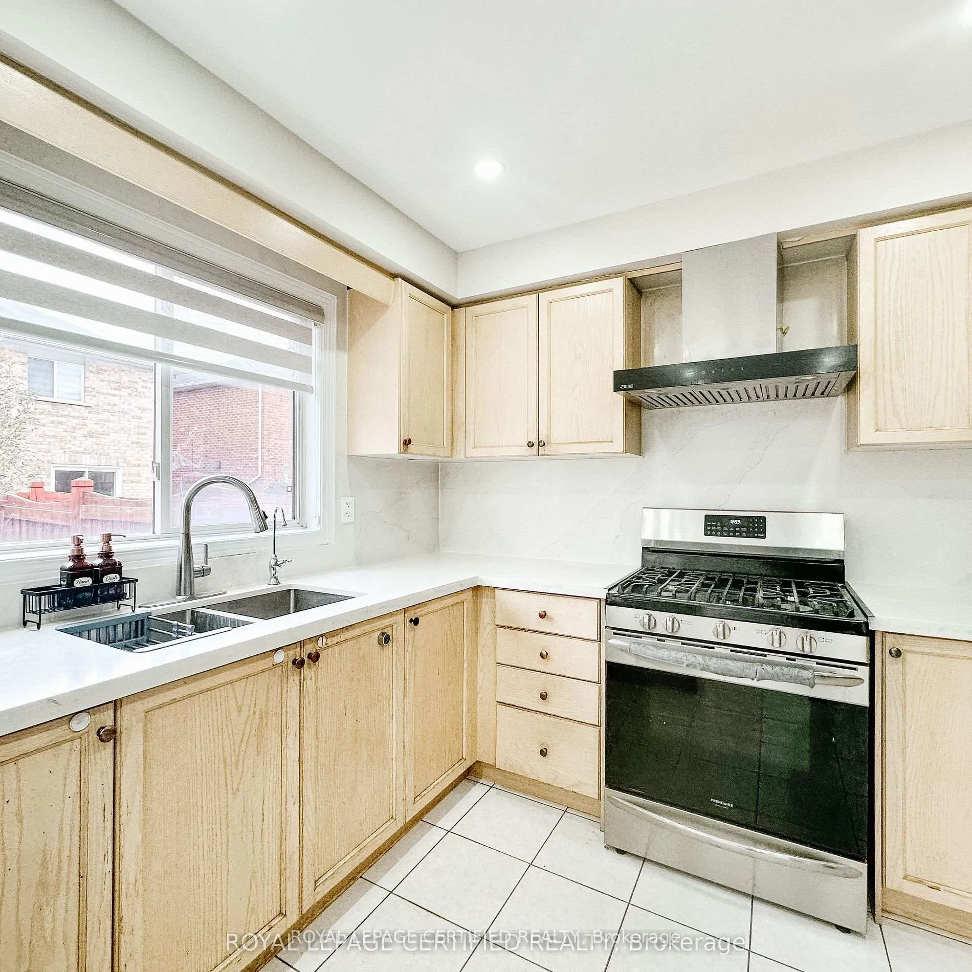 Photo 15 of 30 Lucerne Drive, Vaughan, Vellore Village — HOMEH