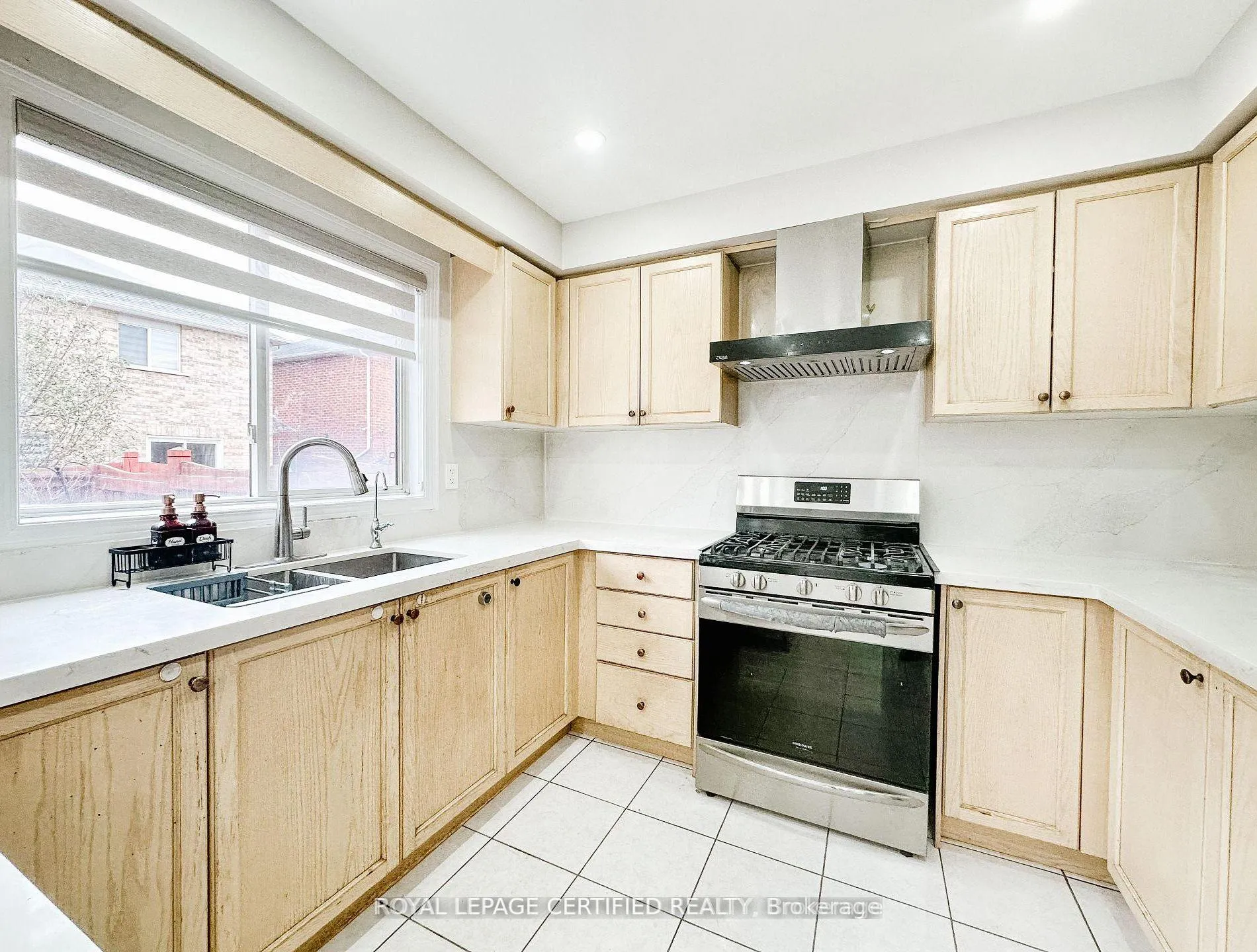Photo 16 of 30 Lucerne Drive, Vaughan, Vellore Village — HOMEH