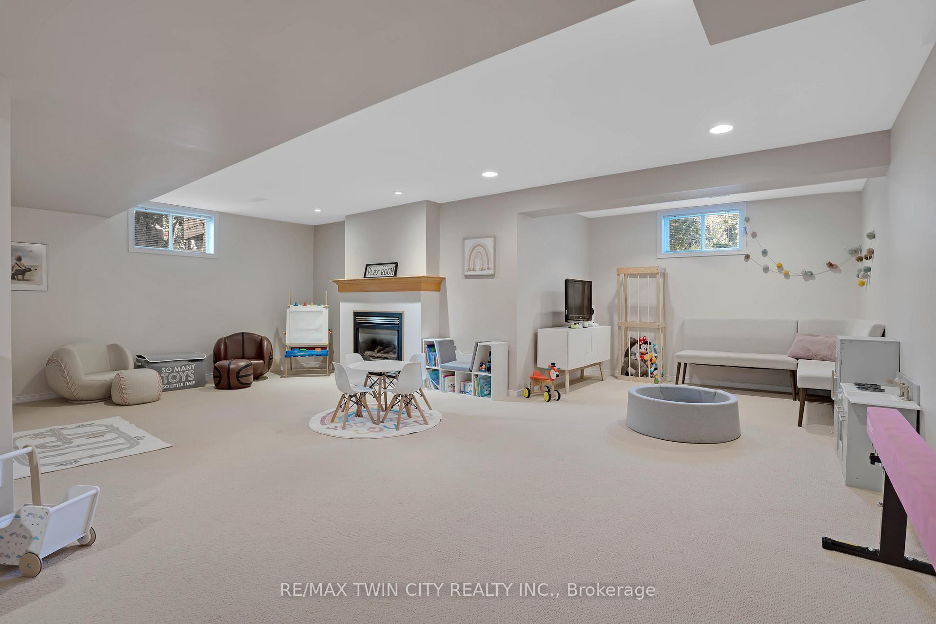 Photo 35 of 328 Wyecroft Boulevard, Waterloo — HOMEH