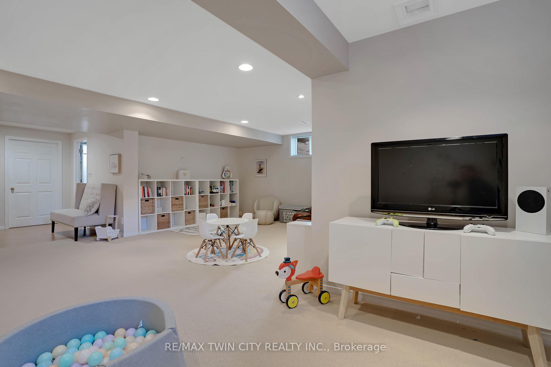 Photo 36 of 328 Wyecroft Boulevard, Waterloo — HOMEH
