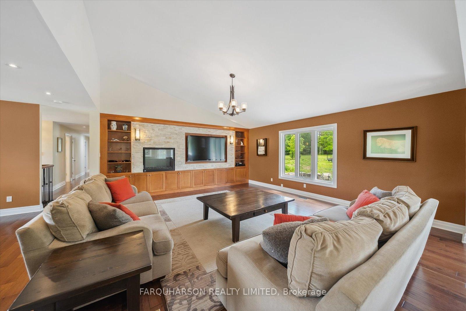 Photo 6 of 23 Silver Spring Crescent, Uxbridge, Rural Uxbridge — HOMEH
