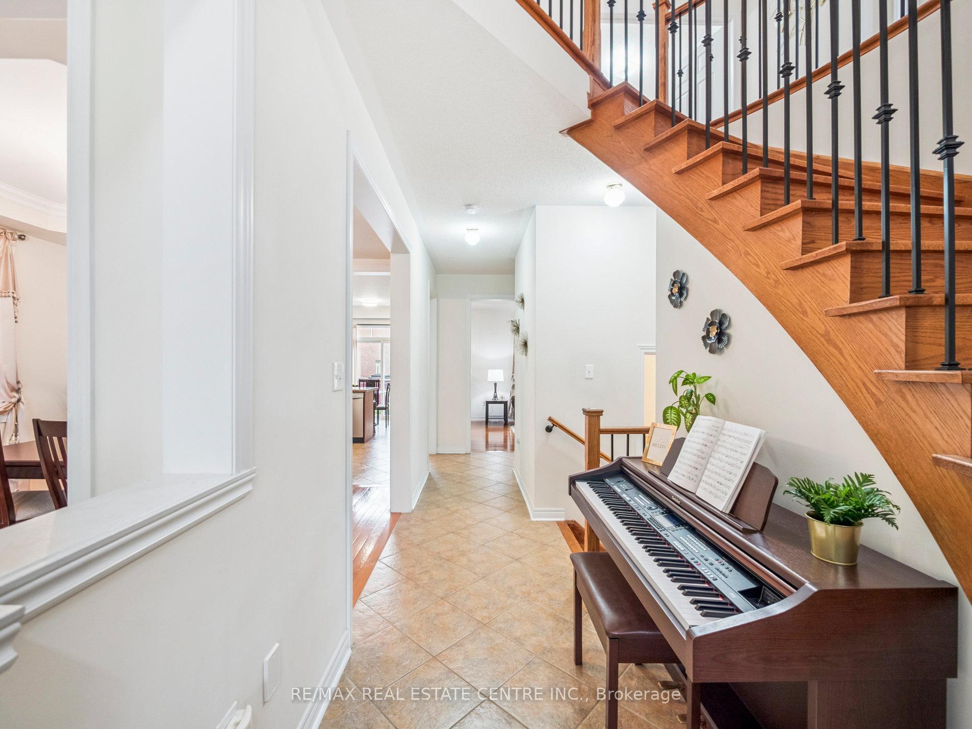 Photo 17 of 236 St Urbain Drive, Vaughan, Vellore Village — HOMEH