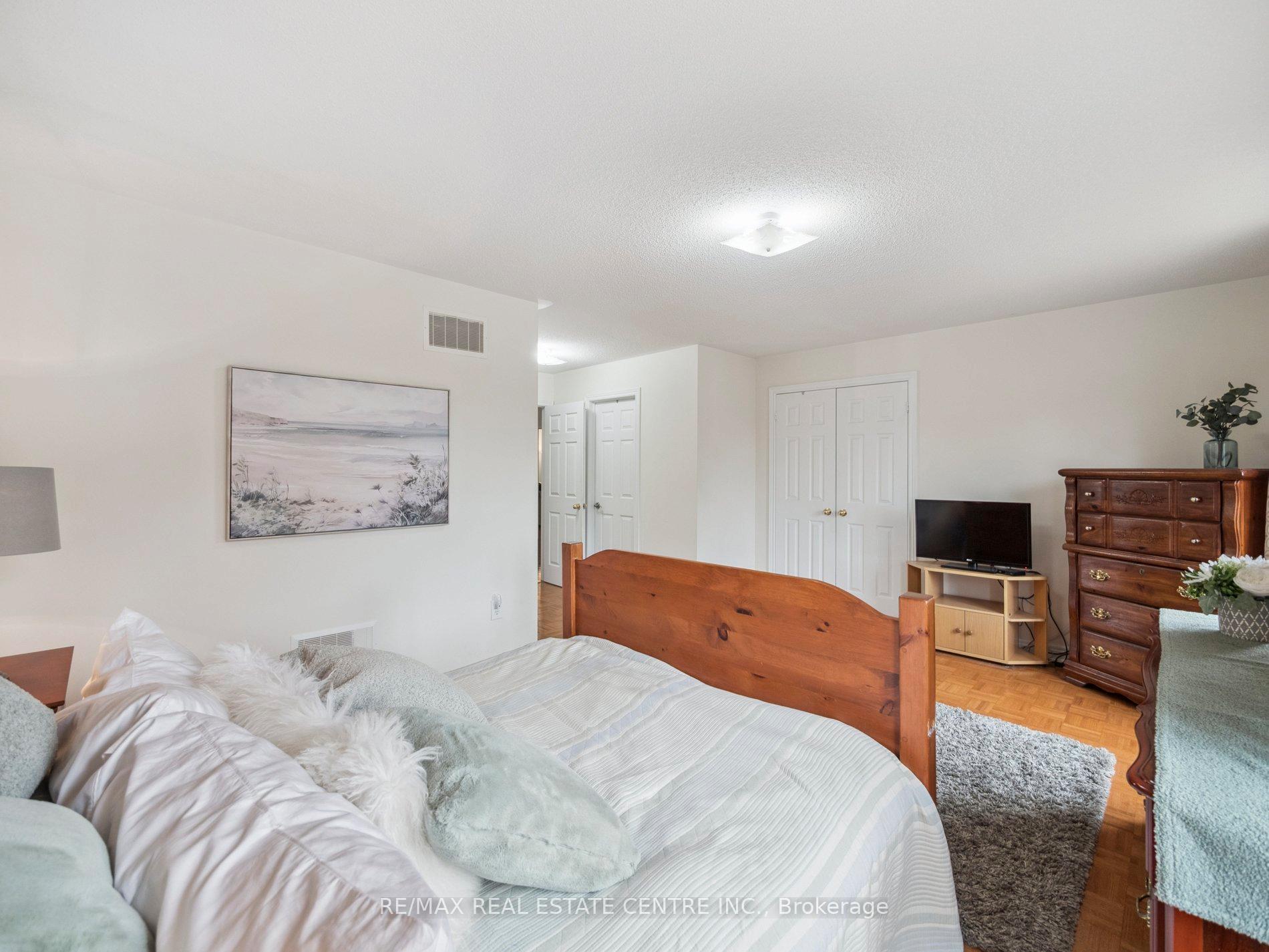 Photo 36 of 236 St Urbain Drive, Vaughan, Vellore Village — HOMEH