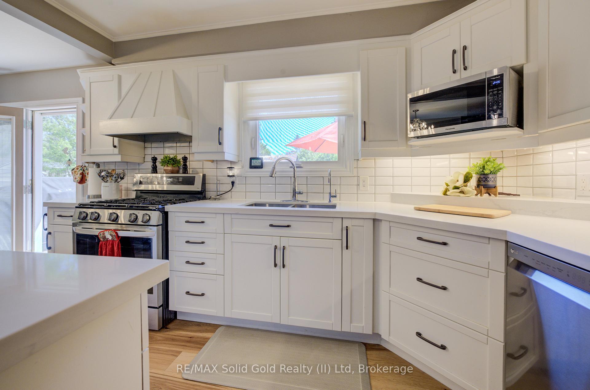 Photo 10 of 1076 Henry Street, Wellesley — HOMEH