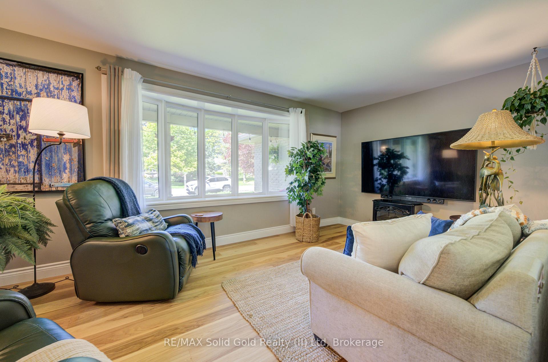 Photo 15 of 1076 Henry Street, Wellesley — HOMEH