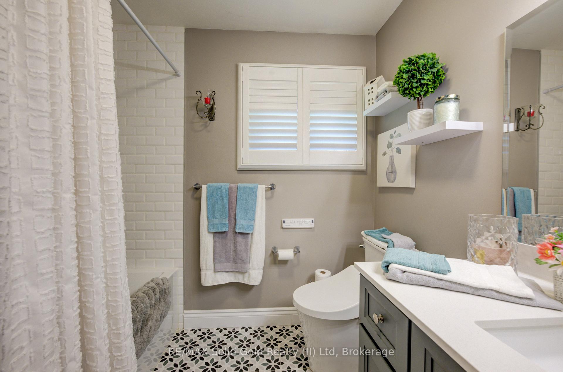 Photo 25 of 1076 Henry Street, Wellesley — HOMEH