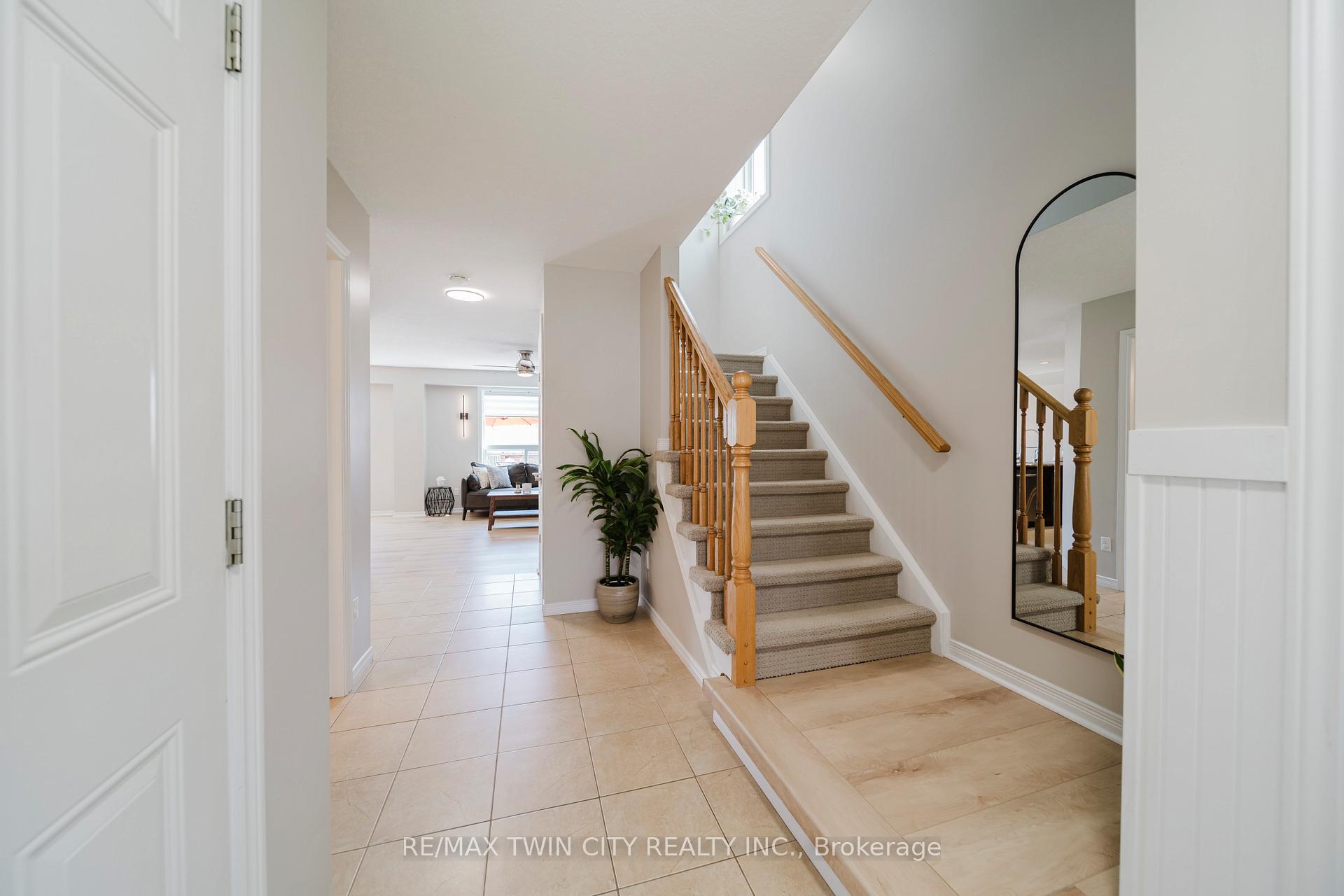 Photo 3 of 81 Pond View Drive, Wellesley — HOMEH