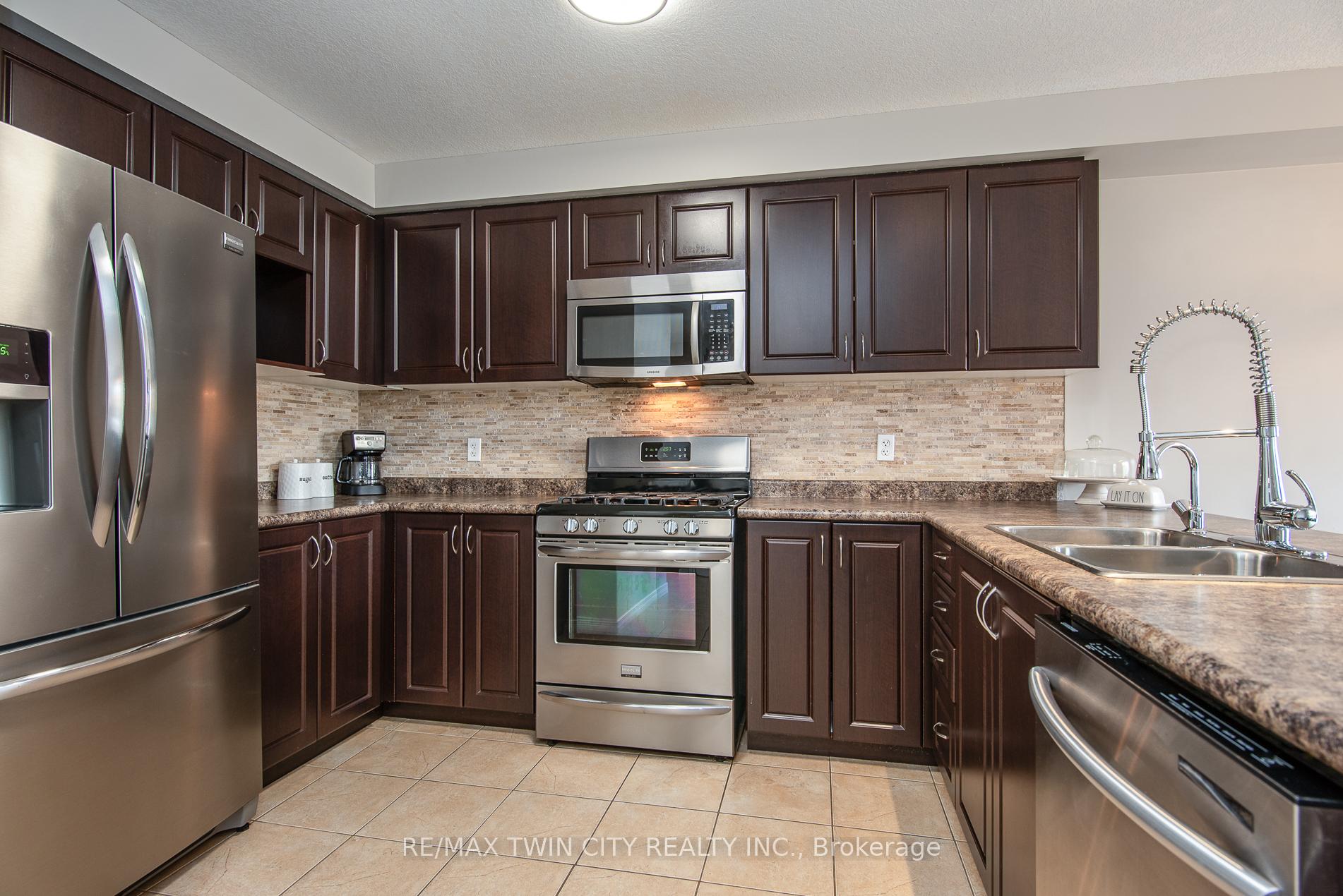 Photo 6 of 81 Pond View Drive, Wellesley — HOMEH