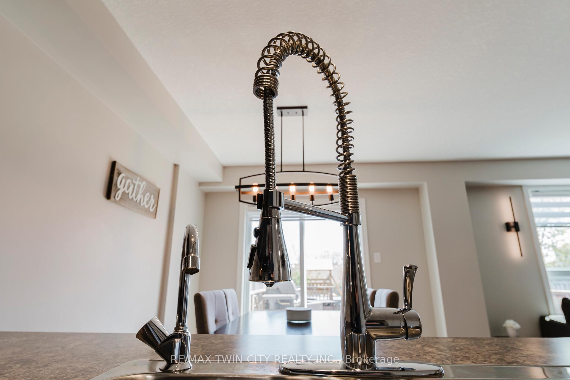 Photo 7 of 81 Pond View Drive, Wellesley — HOMEH