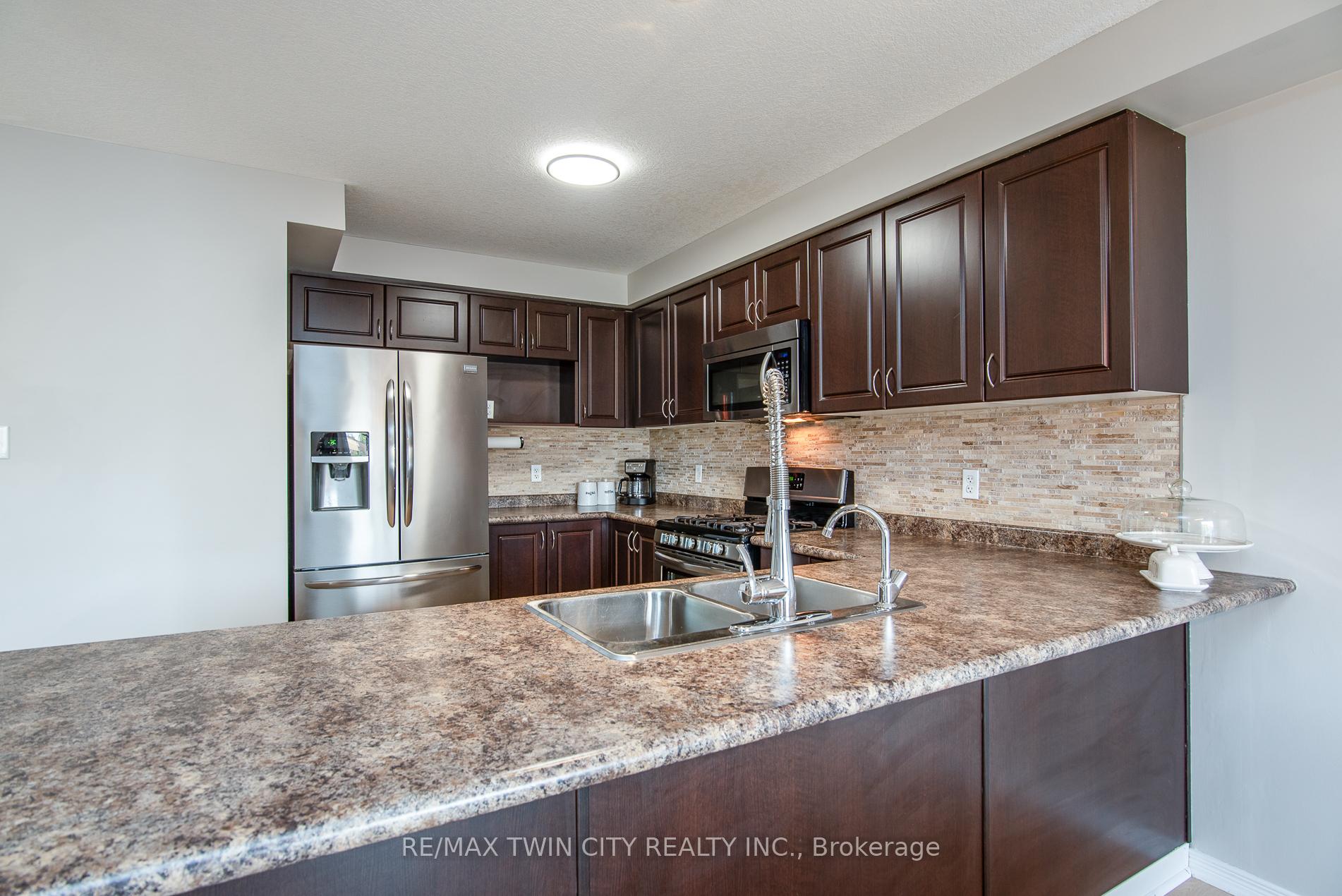Photo 12 of 81 Pond View Drive, Wellesley — HOMEH