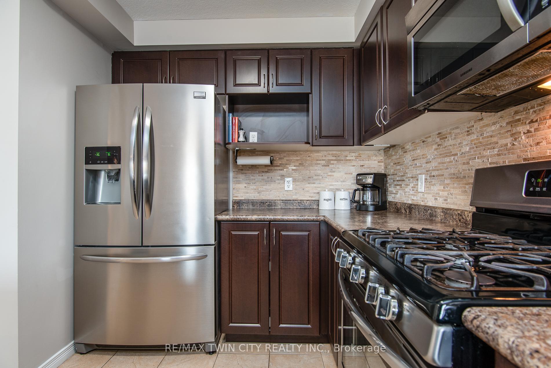 Photo 13 of 81 Pond View Drive, Wellesley — HOMEH
