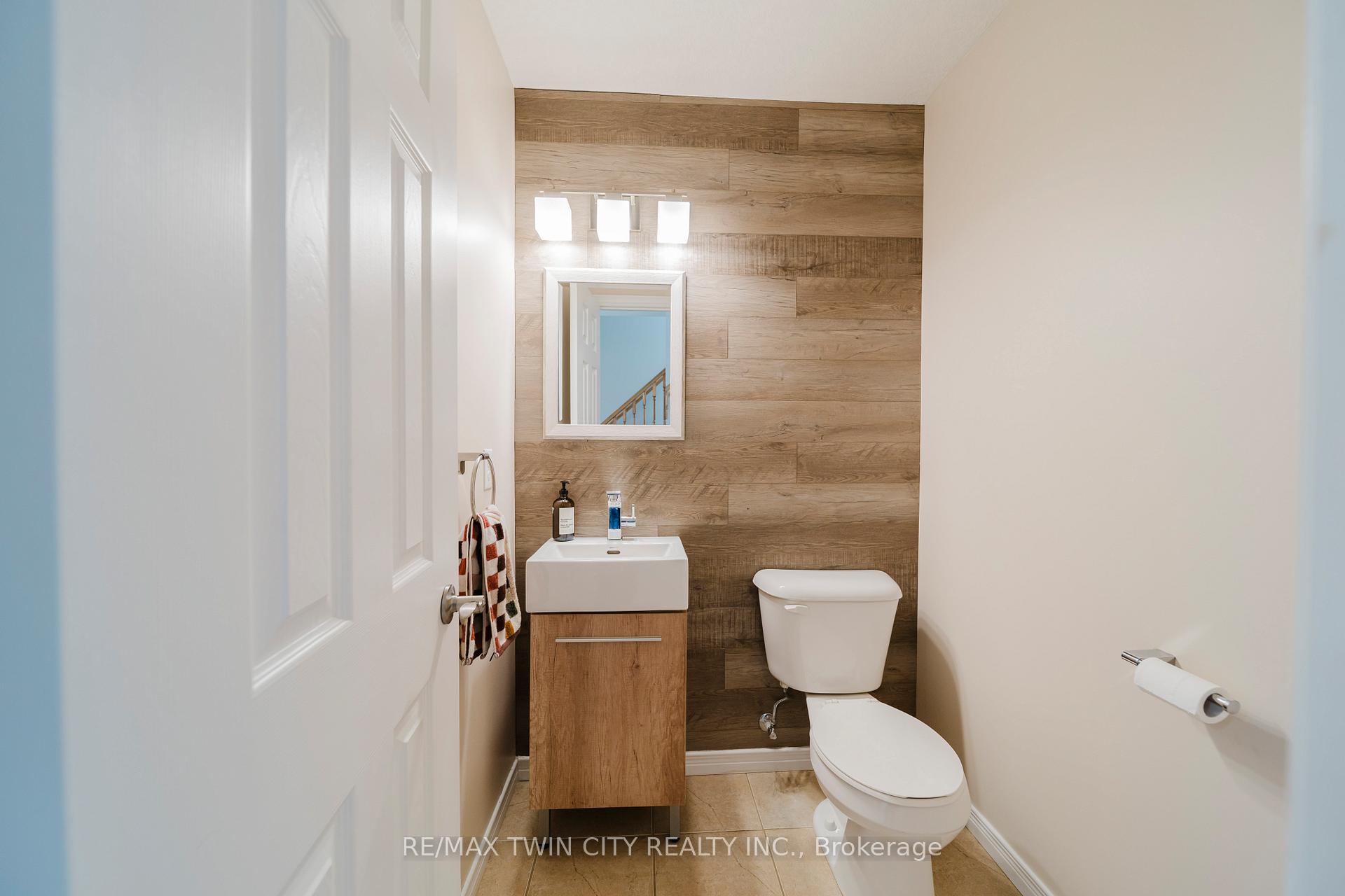 Photo 15 of 81 Pond View Drive, Wellesley — HOMEH