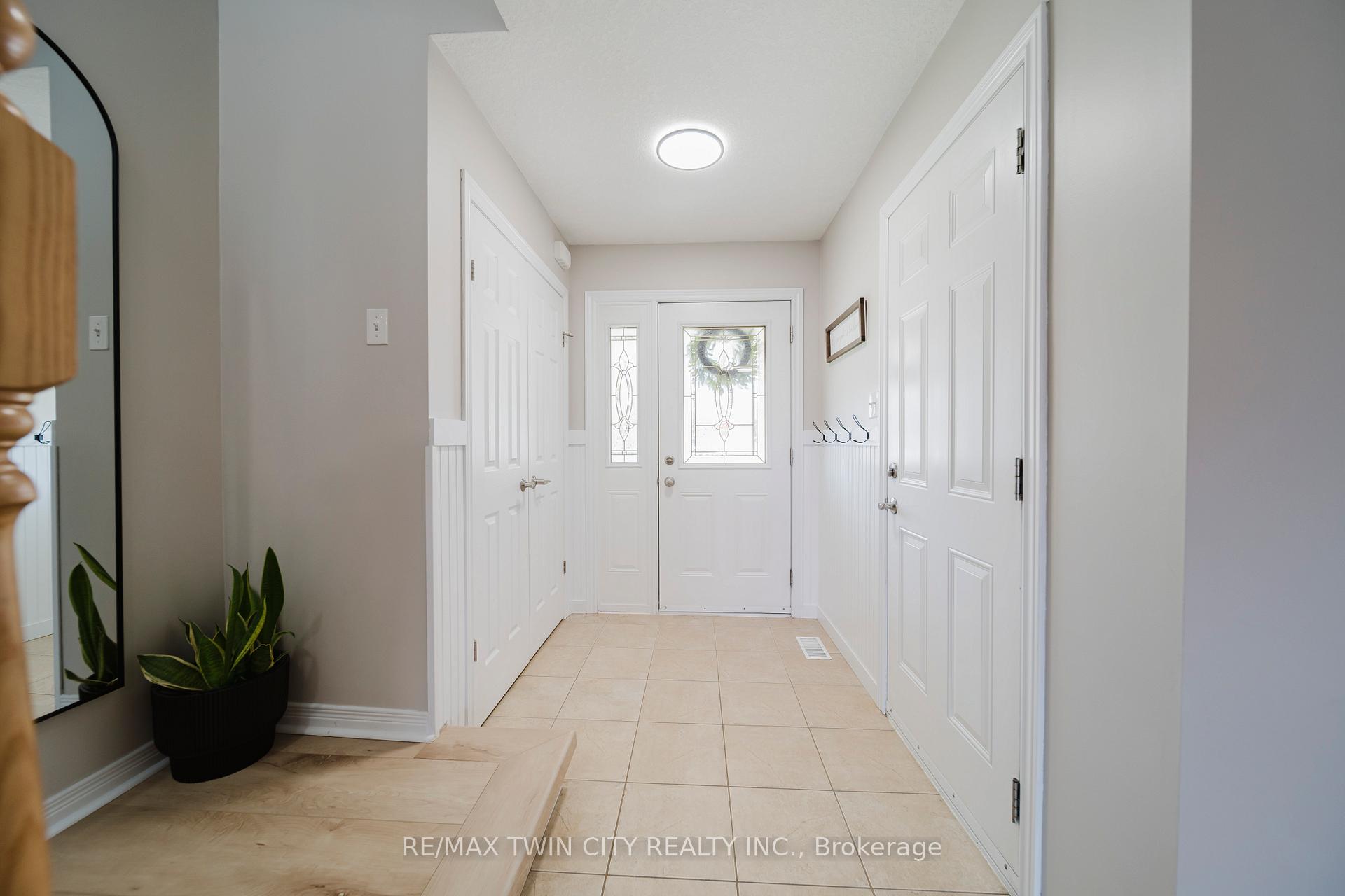 Photo 16 of 81 Pond View Drive, Wellesley — HOMEH